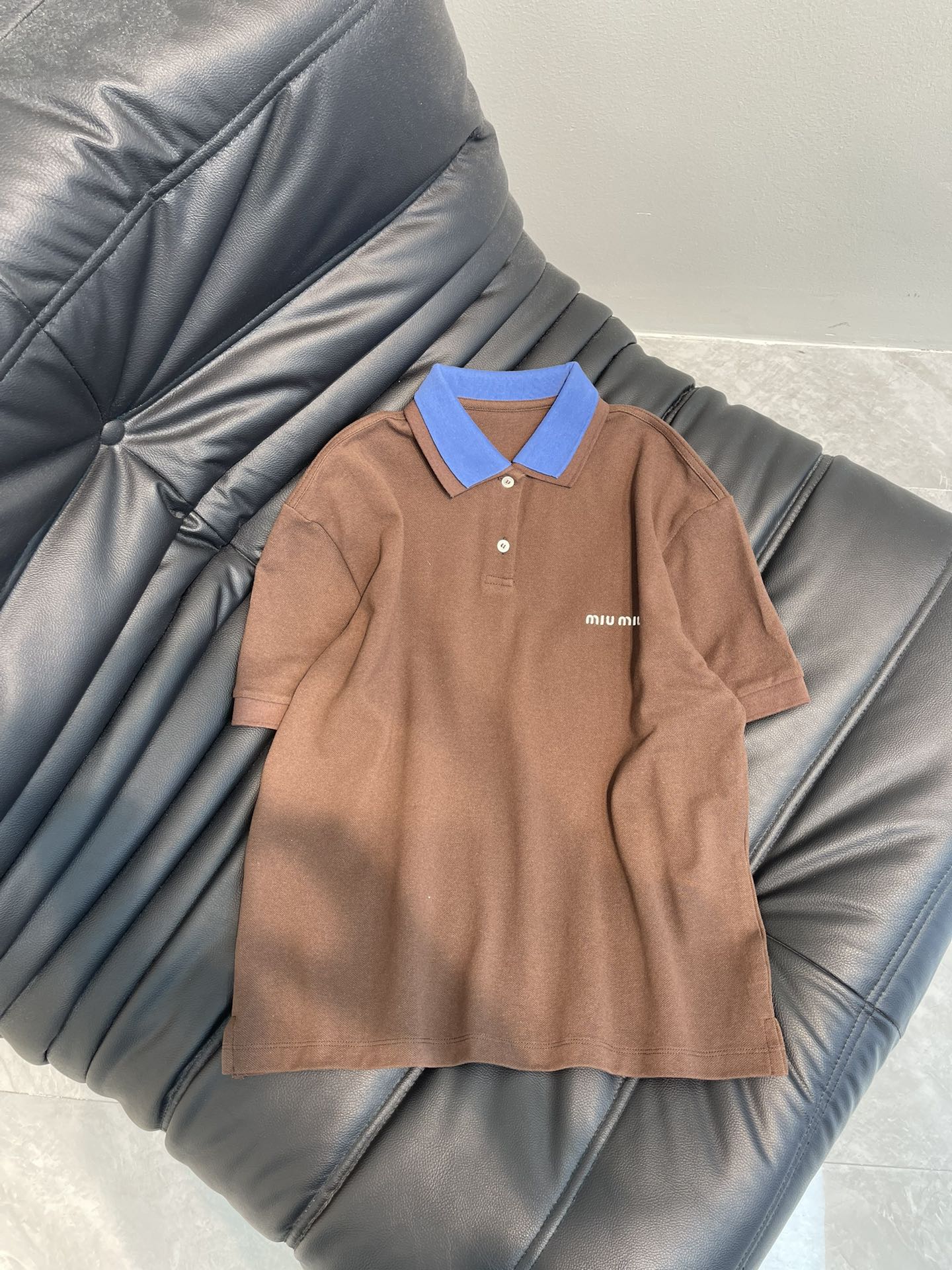 NO:330108,MiuMi* 25 spring and summer new style contrasting double-layer collar design positioned embroidered letter polo shirt丨Exclusive yb development!  High-end production!  Love the fashionable style of intellectuals!  Loose short style stylish essentials unlock all outfits!  Customized ribbed collars are fashionable and high-end!  SML, miumiu, alexander wang19860909MiuMi* 25春夏新款 撞色双层领设计定位刺绣字母polo衫丨独家yb开发！高版出品！超爱知识分子时髦风！宽松短款版型时髦精必备单品解锁所有穿搭！定制配色罗纹领时髦又高级！SML,,miumiu,alexander wang,Women's clothing