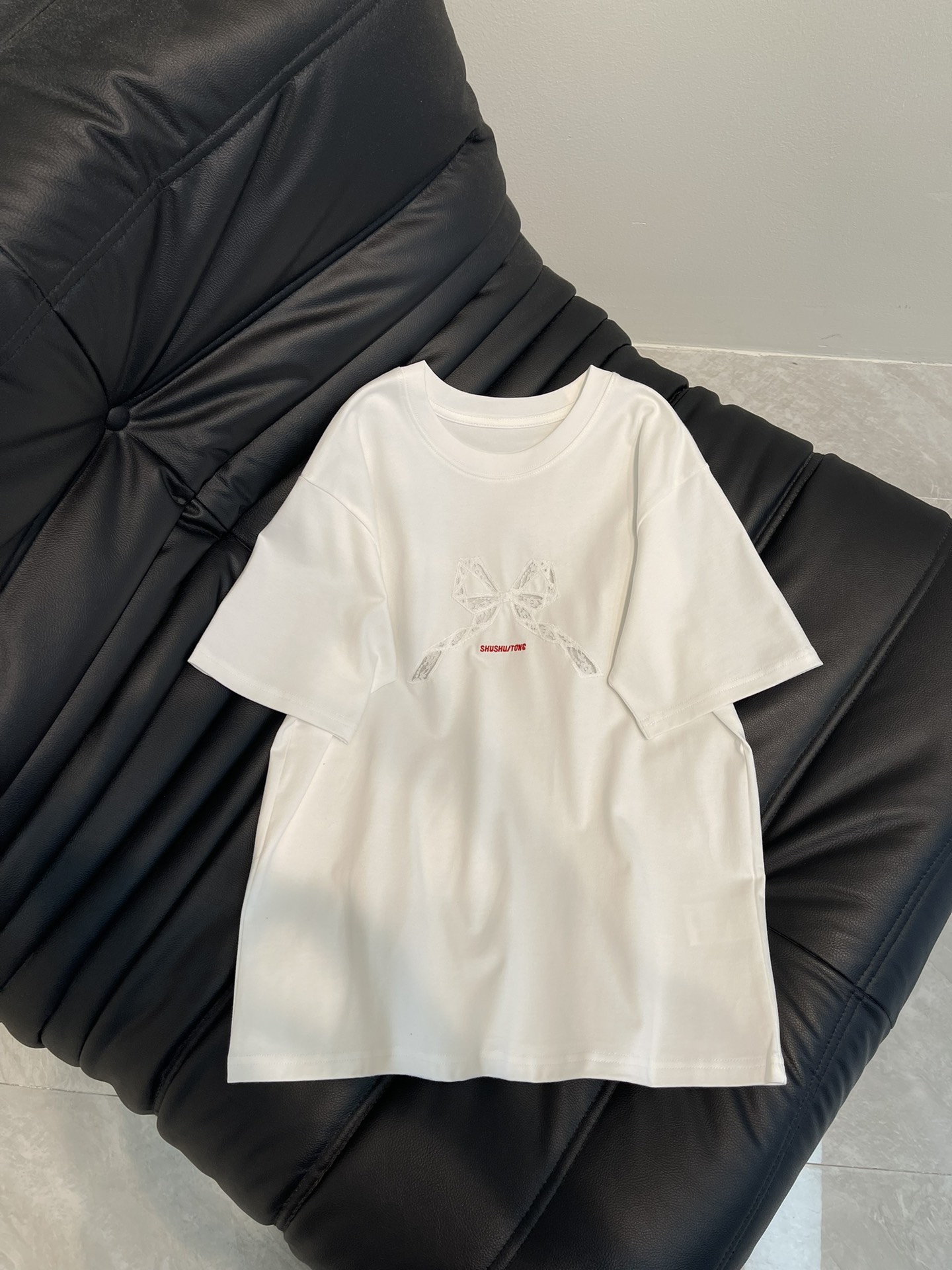 NO:330111,SHUSHUTON*25 spring and summer new lace bow embroidered letter short-sleeved T-shirt. The letters echo the butterfly, simple and elegant without losing the artistic sense. This style is not picky about people and is out of date for thousands of years. Loose style, pure cotton fabric. SML, T-shirt, tees, t-shirt, alexander wang19860909SHUSHUTON*25春夏新款蕾丝蝴蝶结刺绣字母短袖T恤.经字母与蝴蝶相呼应,简约大气不失艺术感,这种款不挑人,万年不过时.宽松版型,纯棉面料.SML,,T-shirt,tees，t-shirt,alexander wang,Women's clothing