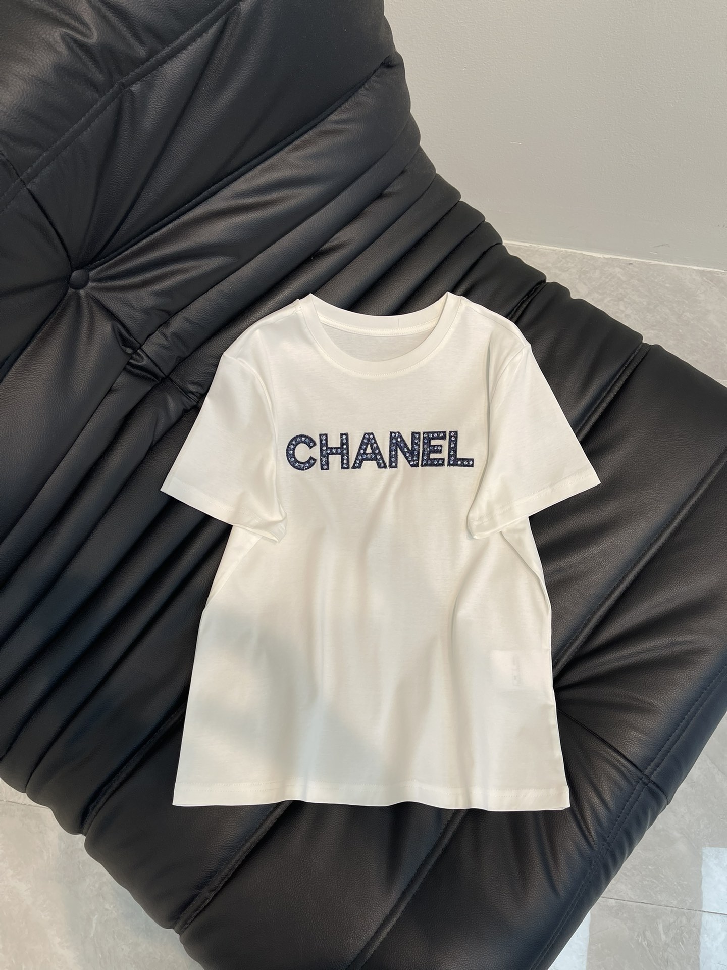 NO:330114,Chane*25 spring and summer new heavy-industrial beaded embroidered letter short-sleeved T-shirt, created by heavy-industrial, a very design-like short-sleeved, comfortable and breathable, colorful embroidery on the chest, fashionable and eye-catching, it is very high-end when paired with a skirt and jeans!  Summer fashion and age-reducing versatile items!  SML, chanel, skirts, jeans, T-shirt, tees, t-shirt, alexander wang19860909Chane*25春夏新款重工钉珠刺绣字母短袖T恤,重工打造,一款非常有设计感的短袖,舒适透气,胸前彩色刺绣,时尚醒目,随便搭配半裙和牛仔裤就很高级！夏日时尚减龄百搭单品！SML,,chanel,skirts,jeans,T-shirt,tees，t-shirt,alexander wang,Women's clothing