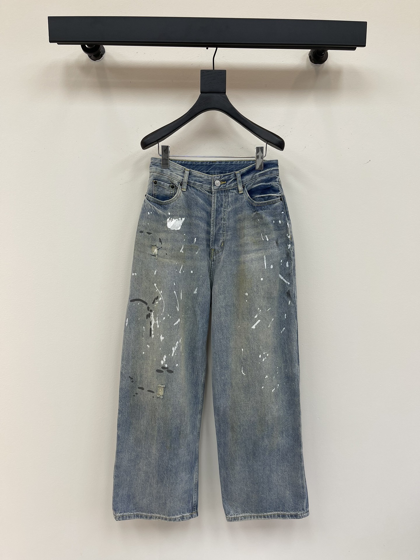 NO:330157,ACN* old ink jeans official website model Zhou Yutong's same style. It is made of pure cotton. It feels soft and delicate. The upper body is gray and comfortable. Personalized old ink design. Heavy industry washing fabric. Process and durable. Flat cutting line. Fashionable and tone. Loose style is not picky. The upper body looks slim. Customized hardware accessories, full of texture. Details of workmanship. Blue. Size SMLXL., jeans. Alexander wang.19860909ACN*做旧泼墨牛仔裤 官网款 周雨彤同款 采用的纯棉材质 触感柔软细腻 上身灰常舒服 个性做旧泼墨设计 重工洗水面料 工艺处理耐穿 平整的车工走线 时髦又有腔调 宽松版型不挑人,上身巨显瘦 定制五金配件,质感满满 做工品质看细节~ 颜色蓝色 尺码SMLXL,,jeans,alexander wang,Women's clothing