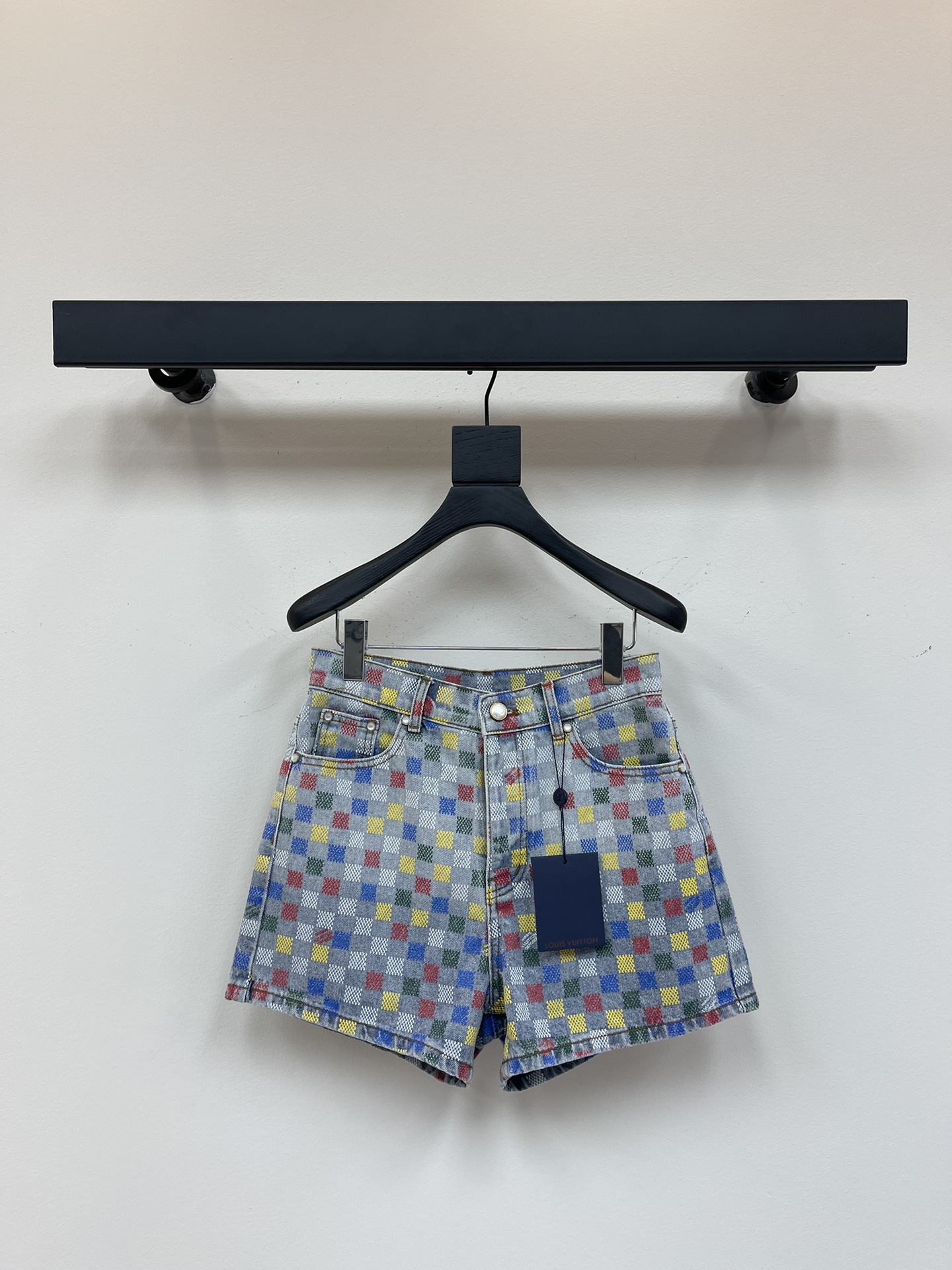 NO:328854,Louis Vuitto*25 new colored checkerboard shorts Colored checkerboard, the trouser shape design is so great, it is a popular straight-leg style at present. The buttons are pearl buttons, which are full of texture. Super slimming and long legs. The fabric presents an exquisite colored plaid pattern on the appearance, and the jacquard process makes the pattern have a three-dimensional and layered sense. At the same time, it retains the original toughness, wear resistance and durability of denim, making the clothes more durable. The old effect is sand-washed and white. This fabric uses sand washing technology and special dyeing technology to make the denim look more retro and historical. The trousers and shorts are on sale in stock!  !  !  Original single hit product, quick push, light blue color, size SML, louis vuitton, shorts, alexander wang19860909Louis Vuitto*25新款彩色棋盘格短裤 彩色棋盘格,裤型设计太赞了,是当下比较流行直筒版型.纽扣是珍珠扣,质感拉满.超级显瘦显腿长.面料在外观上呈现出精美的彩色错位格子图案,通过提花工艺使得图案具有立体感和层次感.同时它保留了丹宁布原有的坚韧、耐磨和耐用的特性,使得衣物更加耐用.做旧效果砂洗泛白,这种面料通过砂洗工艺和特殊的染色技术,洗涤后牛仔布的自然磨损和褪色效果,使其看起来更加复古和具有历史感.长裤短裤一套现货发售！！！原单爆款单品,快冲 颜色浅蓝 尺码SML,,louis vuitton,shorts,alexander wang,Women's clothing