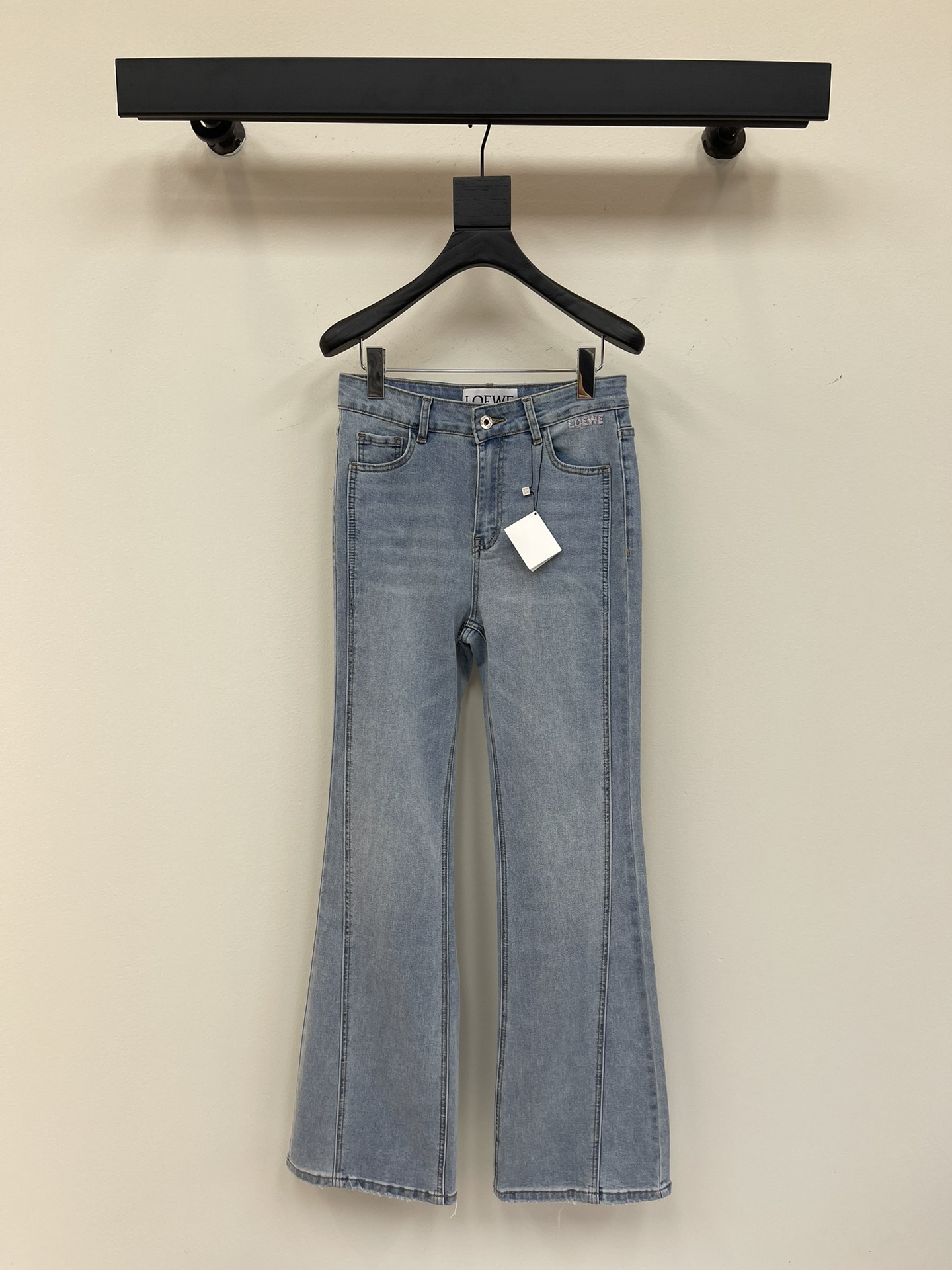 NO:330172,LOEW rear bag embroidered letters with slightly flared trousers, imported cotton-flex denim fabric, the wash water is very positive, soft and comfortable, the high-waisted slightly flared version covers the hips and makes the legs look slimming, the back bag embroidery logo, the turner is neatly threaded, versatile items, with a sense of high-end custom yb hardware accessories, the texture is online~ SML,,loewe,alexander wang19860909LOEW*后袋刺绣字母微喇长裤 采用进口棉弹牛仔面料 洗水颜色很正 柔软舒适 高腰微喇版型遮胯显瘦显腿长 后袋刺绣logo 车工走线整齐 百搭单品,自带高级感 定制yb五金配件,质感在线~ SML,,loewe,alexander wang,Women's clothing