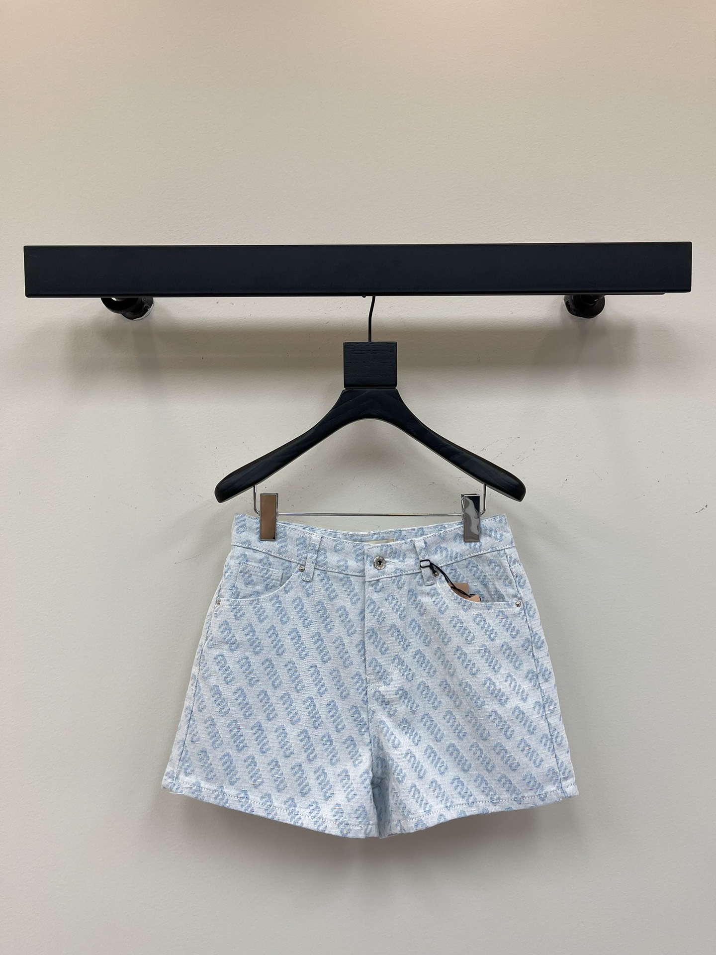 NO:330169,Miumi* front and back letters full print shorts Selected imported denim cotton fabric Slim and slim straight denim shorts Front and back full print letter design Fabric texture soft and comfortable Three-dimensional cut trousers make it look slim and long legs perfectly improve the waistline of the upper body easily possesses long legs versatile and fashionable high-end items Not picky SML,,miumiu, shorts,alexander wang19860909Miumi*前后字母满印短裤 精选进口牛仔棉面料 修身显瘦直筒牛仔短裤 前后满印字母设计 面料质感柔软舒适 裤身立体裁剪 显瘦显腿长 上身完美提高腰线 轻松拥有大长腿 百搭时髦高级单品 不挑人 SML,,miumiu,shorts,alexander wang,Women's clothing