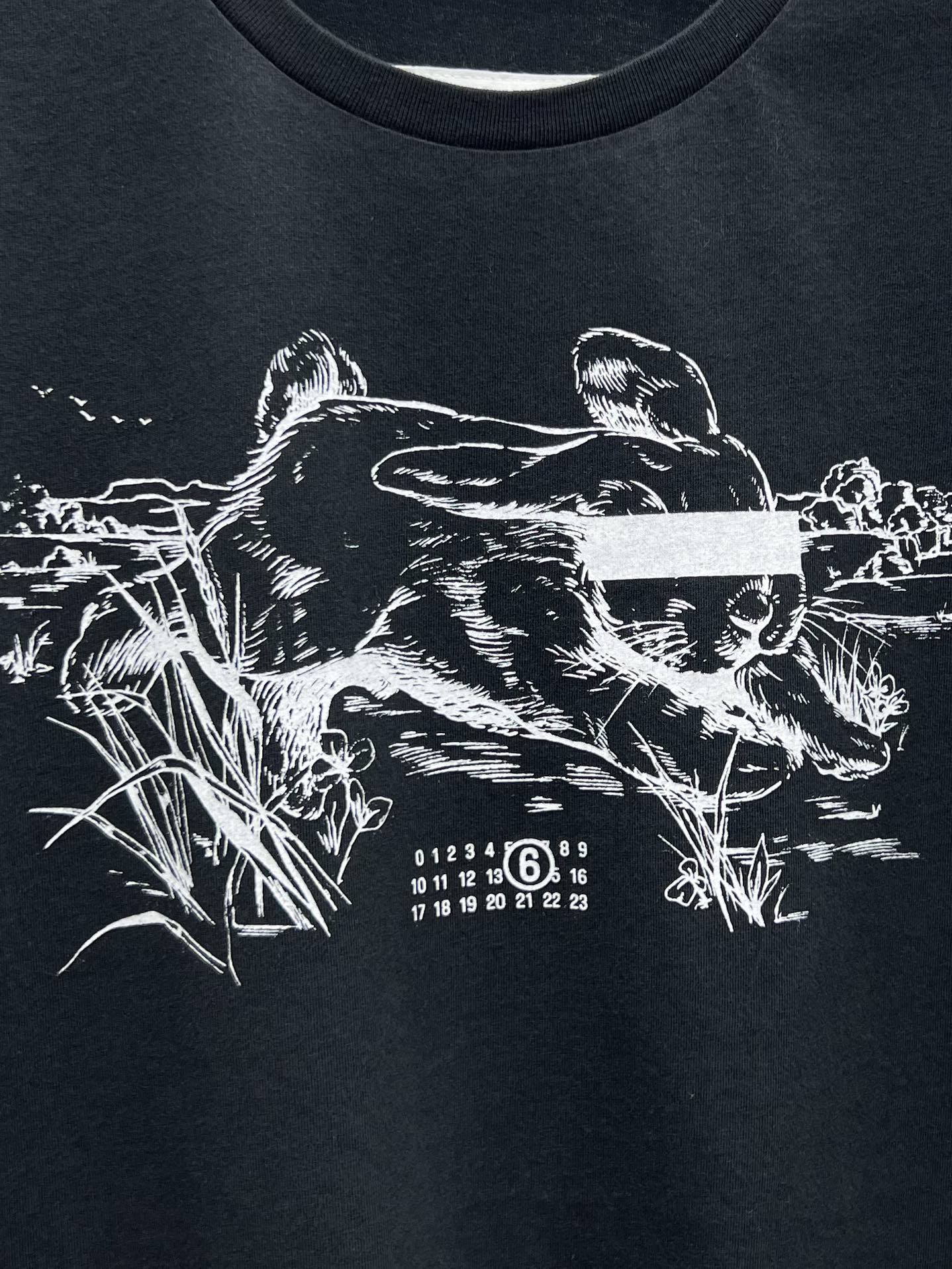 Deconstructive Spirit: MM6 Rabbit Stamp T-shirt and Original Hard-core Female Suit - 图片 4