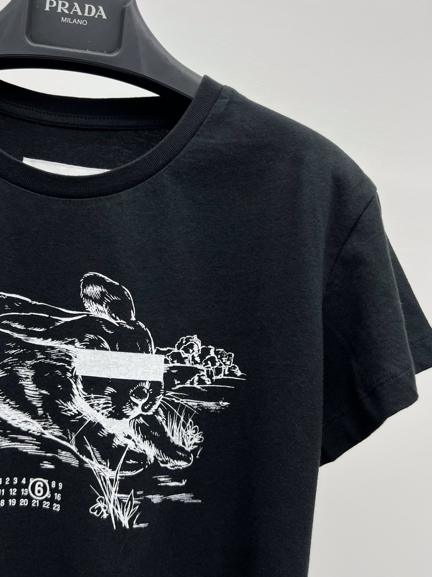 Deconstructive Spirit: MM6 Rabbit Stamp T-shirt and Original Hard-core Female Suit - 图片 2