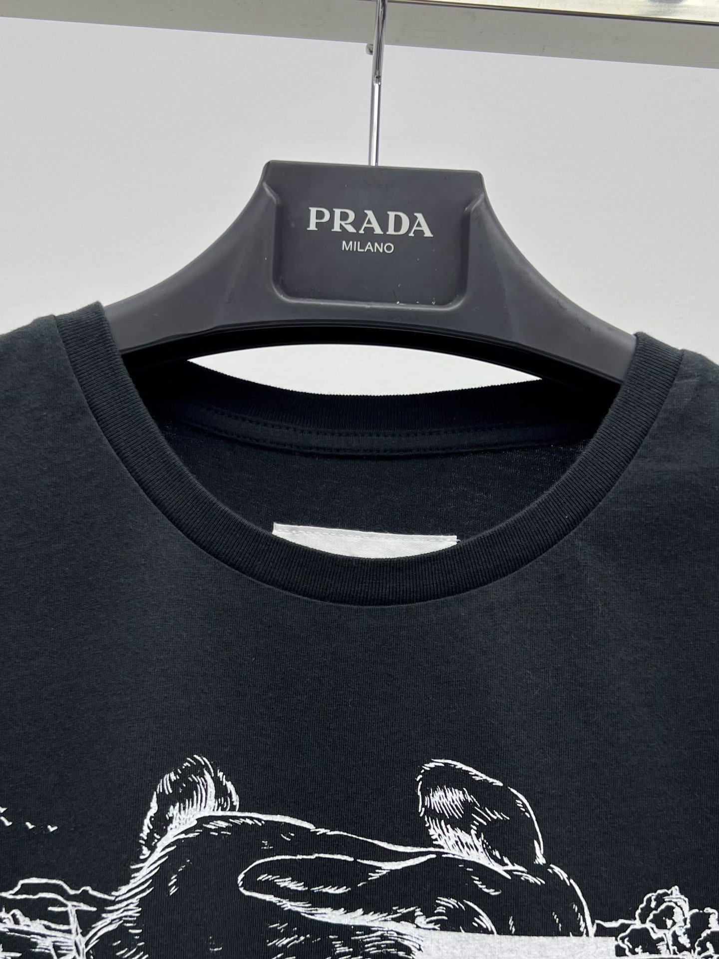 Deconstructive Spirit: MM6 Rabbit Stamp T-shirt and Original Hard-core Female Suit - 图片 3