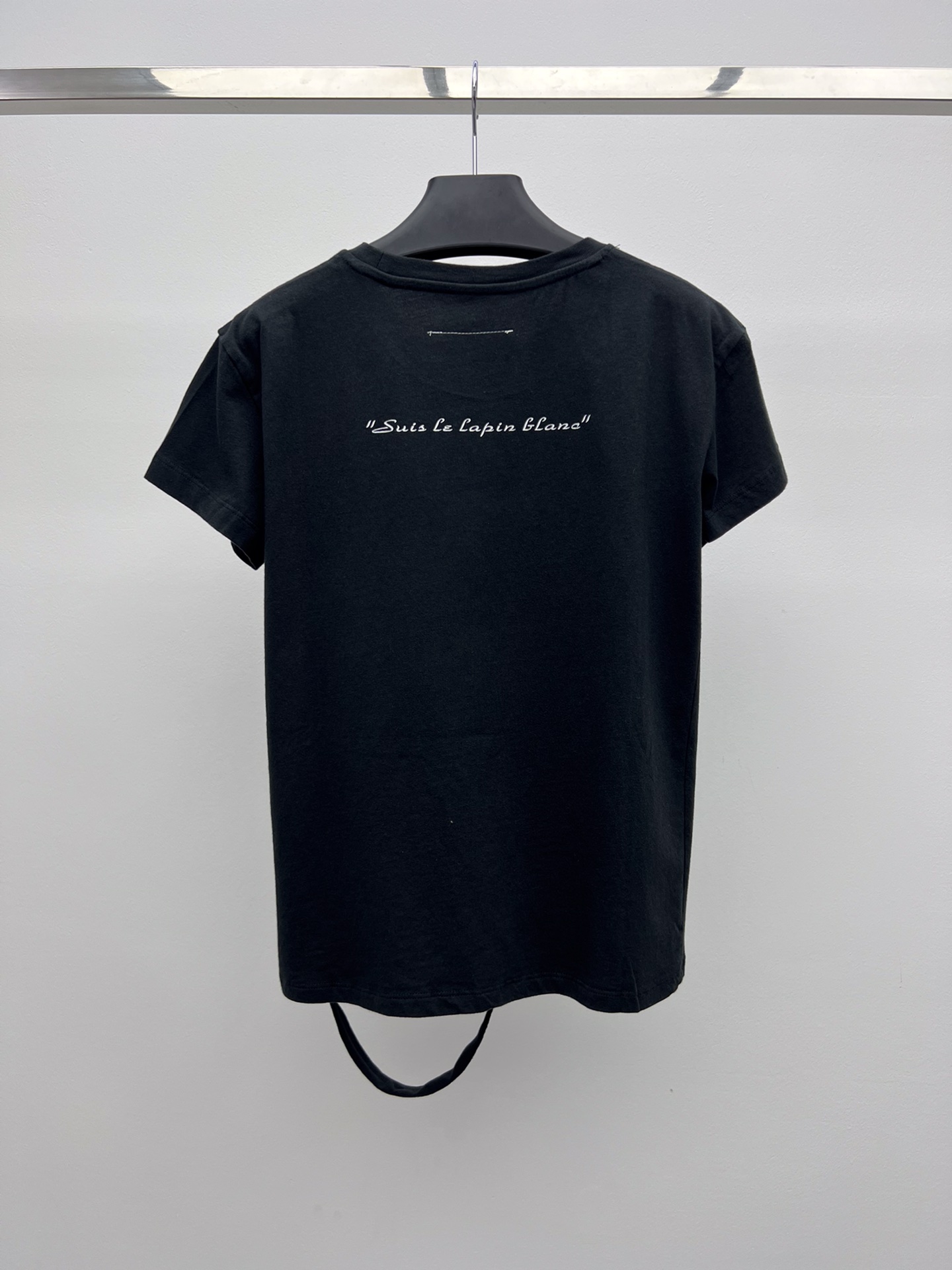Deconstructive Spirit: MM6 Rabbit Stamp T-shirt and Original Hard-core Female Suit - 图片 6