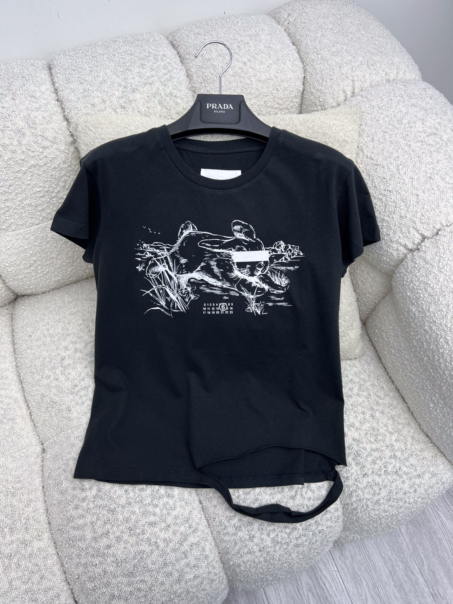 Deconstructive Spirit: MM6 Rabbit Stamp T-shirt and Original Hard-core Female Suit - 图片 8