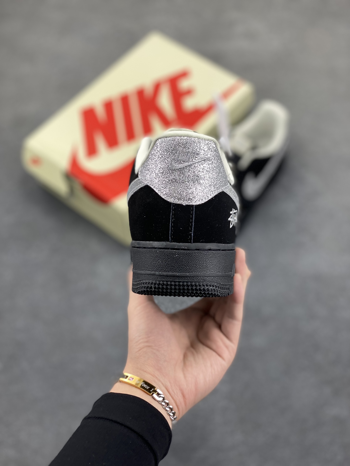 图片[4]-NIke Air Force 1 \’07 Low “斯图西联名——银勾满天星”空军一号 低帮 运动鞋 休闲鞋 折边针车 工艺难度大 原楦头原纸板 原装鞋盒 定制五金配件 内置全掌气垫 原厂鞋底 货号：DF0188-043 尺码：36 36.5 37.5 38 38.5 39 40 40.5 41 42 42.5 43 44 44.5 45-选品中心