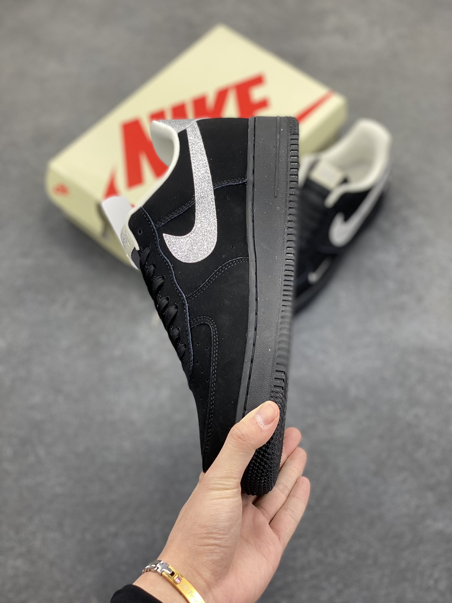 图片[3]-NIke Air Force 1 \’07 Low “斯图西联名——银勾满天星”空军一号 低帮 运动鞋 休闲鞋 折边针车 工艺难度大 原楦头原纸板 原装鞋盒 定制五金配件 内置全掌气垫 原厂鞋底 货号：DF0188-043 尺码：36 36.5 37.5 38 38.5 39 40 40.5 41 42 42.5 43 44 44.5 45-选品中心