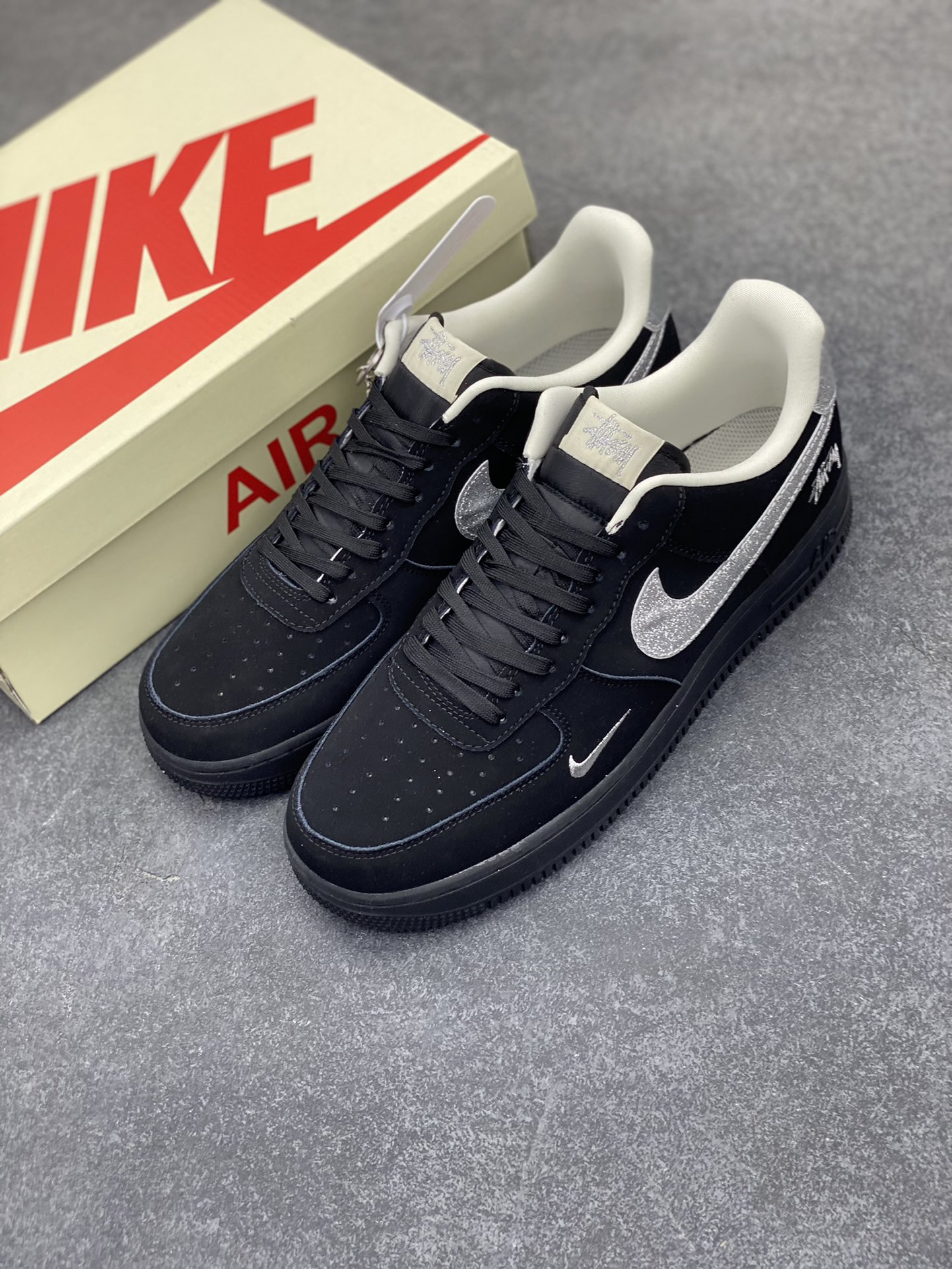 图片[8]-NIke Air Force 1 \’07 Low “斯图西联名——银勾满天星”空军一号 低帮 运动鞋 休闲鞋 折边针车 工艺难度大 原楦头原纸板 原装鞋盒 定制五金配件 内置全掌气垫 原厂鞋底 货号：DF0188-043 尺码：36 36.5 37.5 38 38.5 39 40 40.5 41 42 42.5 43 44 44.5 45-选品中心