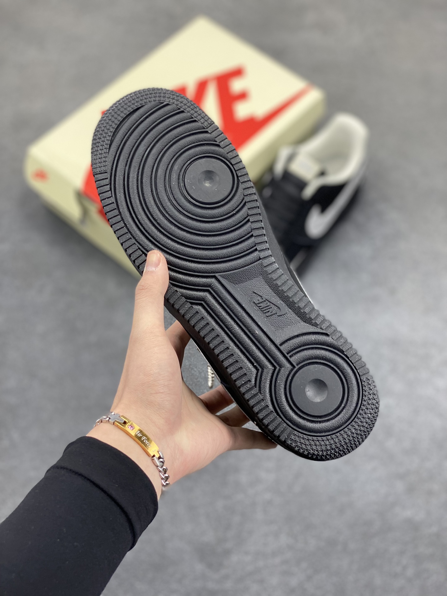 图片[5]-NIke Air Force 1 \’07 Low “斯图西联名——银勾满天星”空军一号 低帮 运动鞋 休闲鞋 折边针车 工艺难度大 原楦头原纸板 原装鞋盒 定制五金配件 内置全掌气垫 原厂鞋底 货号：DF0188-043 尺码：36 36.5 37.5 38 38.5 39 40 40.5 41 42 42.5 43 44 44.5 45-选品中心