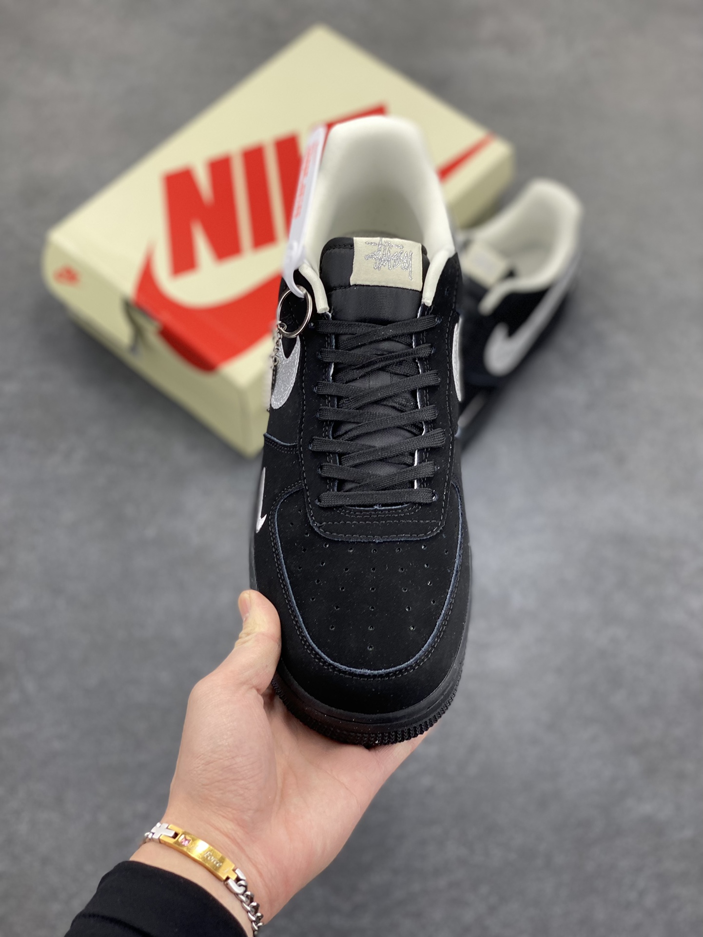 图片[2]-NIke Air Force 1 \’07 Low “斯图西联名——银勾满天星”空军一号 低帮 运动鞋 休闲鞋 折边针车 工艺难度大 原楦头原纸板 原装鞋盒 定制五金配件 内置全掌气垫 原厂鞋底 货号：DF0188-043 尺码：36 36.5 37.5 38 38.5 39 40 40.5 41 42 42.5 43 44 44.5 45-选品中心