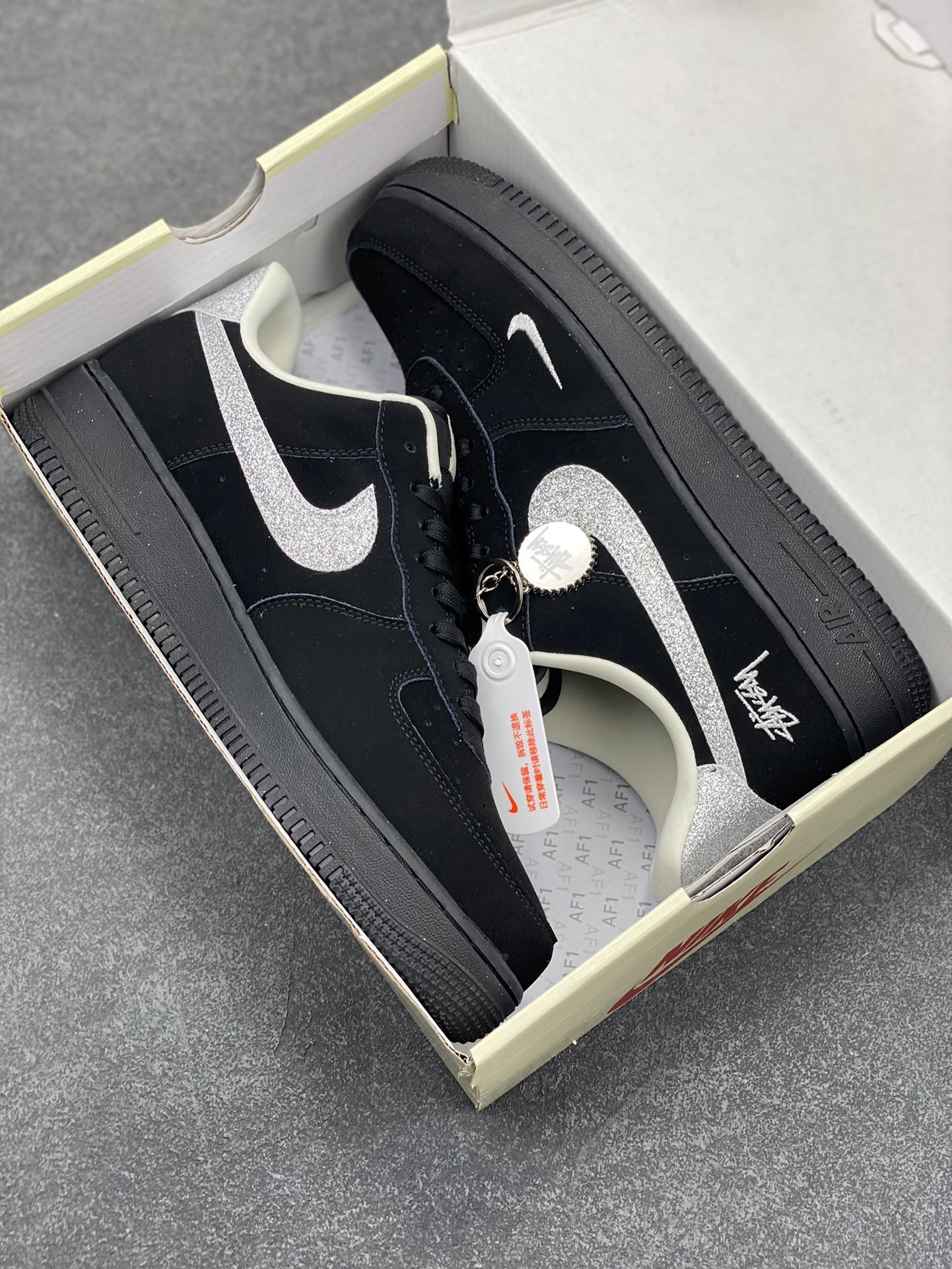 图片[9]-NIke Air Force 1 \’07 Low “斯图西联名——银勾满天星”空军一号 低帮 运动鞋 休闲鞋 折边针车 工艺难度大 原楦头原纸板 原装鞋盒 定制五金配件 内置全掌气垫 原厂鞋底 货号：DF0188-043 尺码：36 36.5 37.5 38 38.5 39 40 40.5 41 42 42.5 43 44 44.5 45-选品中心