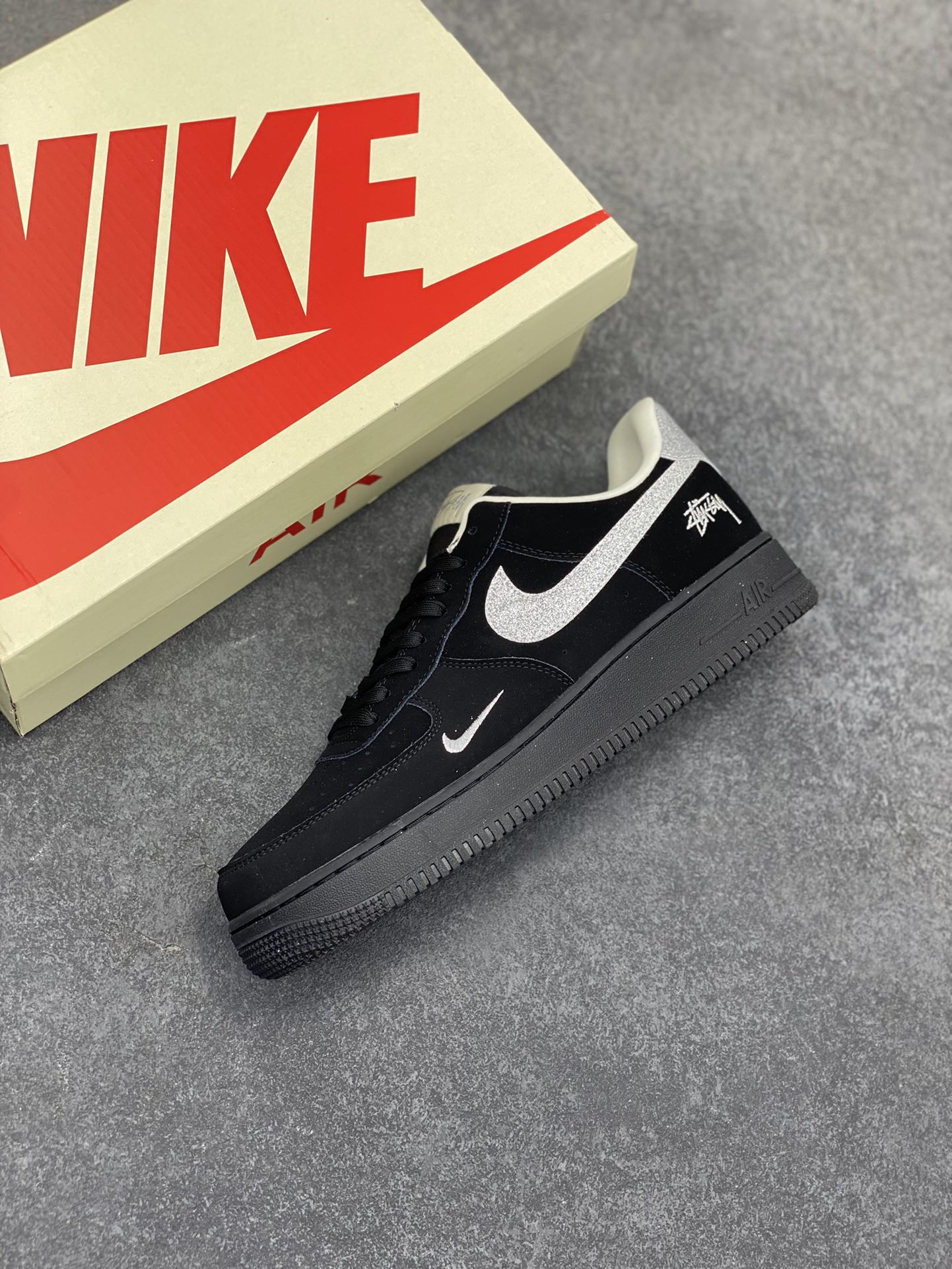 图片[7]-NIke Air Force 1 \’07 Low “斯图西联名——银勾满天星”空军一号 低帮 运动鞋 休闲鞋 折边针车 工艺难度大 原楦头原纸板 原装鞋盒 定制五金配件 内置全掌气垫 原厂鞋底 货号：DF0188-043 尺码：36 36.5 37.5 38 38.5 39 40 40.5 41 42 42.5 43 44 44.5 45-选品中心