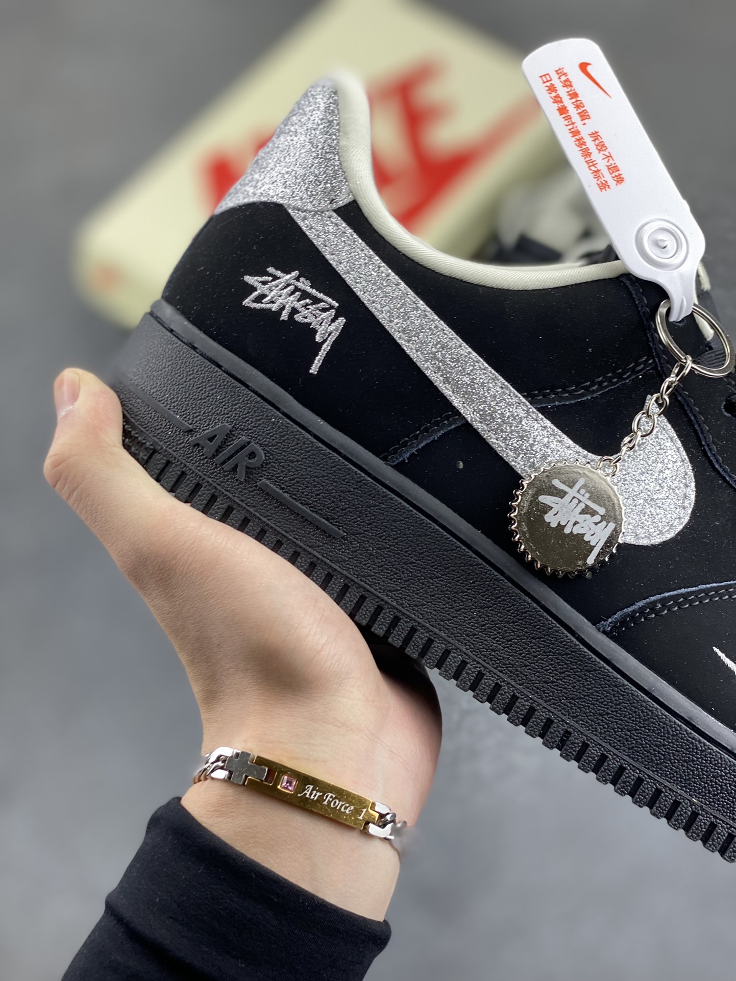 图片[6]-NIke Air Force 1 \’07 Low “斯图西联名——银勾满天星”空军一号 低帮 运动鞋 休闲鞋 折边针车 工艺难度大 原楦头原纸板 原装鞋盒 定制五金配件 内置全掌气垫 原厂鞋底 货号：DF0188-043 尺码：36 36.5 37.5 38 38.5 39 40 40.5 41 42 42.5 43 44 44.5 45-选品中心