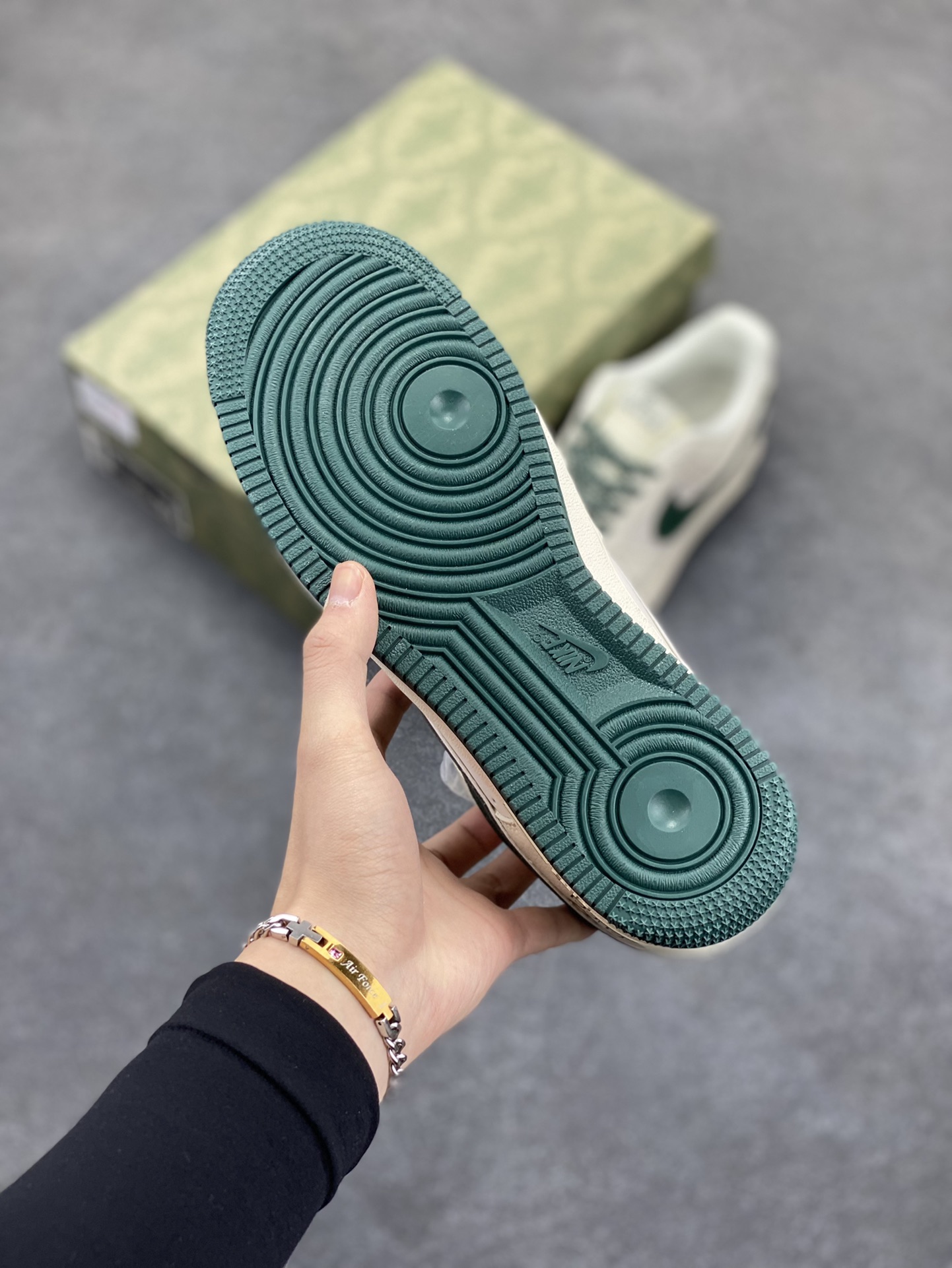 图片[5]-NIke Air Force 1 \’07 Low “古驰联名”空军一号 低帮 运动鞋 休闲鞋 折边针车 工艺难度大 原楦头原纸板 原装鞋盒 定制五金配件 内置全掌气垫 原厂鞋底 货号：QY6818-608 尺码：36 36.5 37.5 38 38.5 39 40 40.5 41 42 42.5 43 44 44.5 45-选品中心