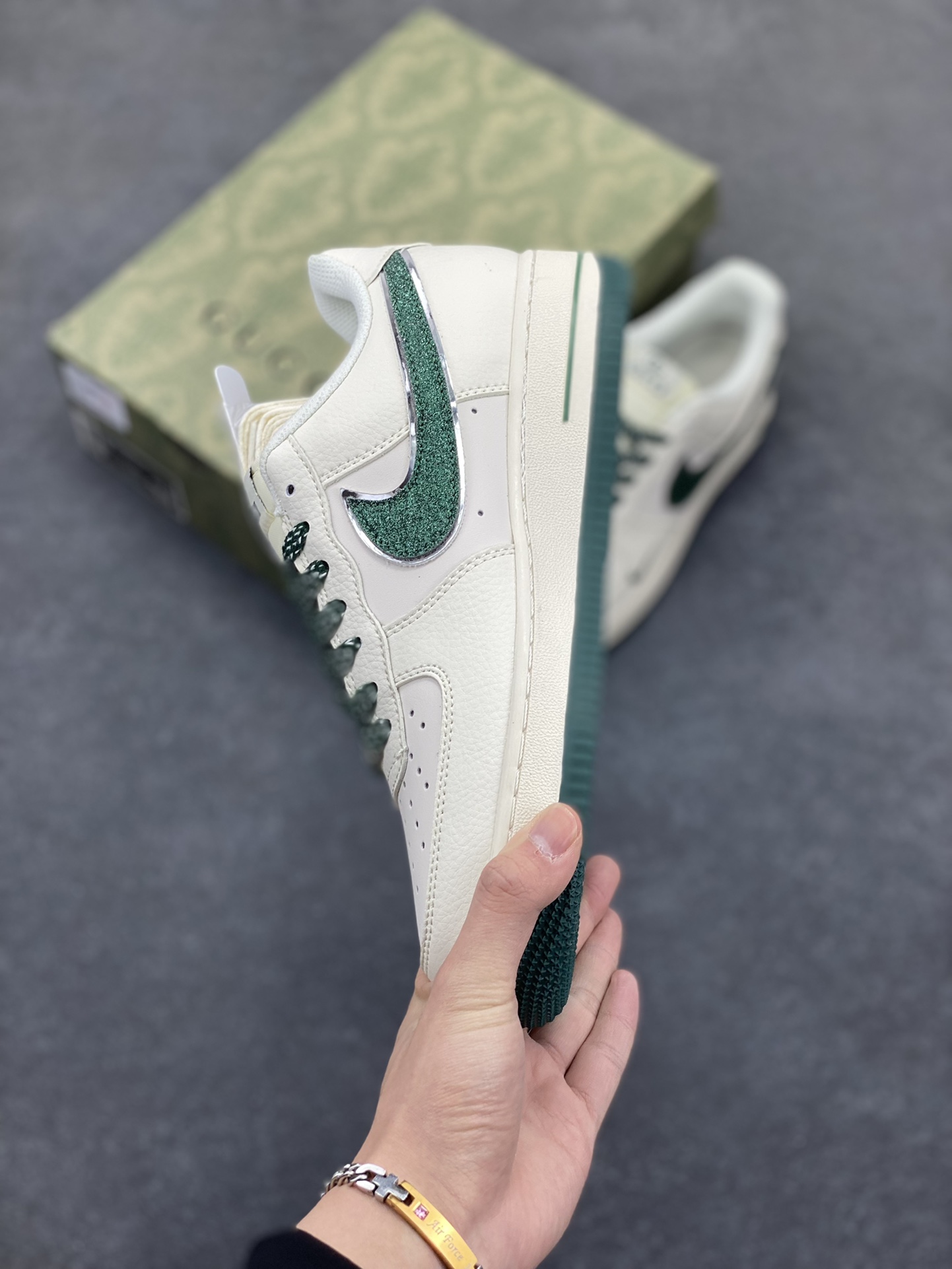 图片[3]-NIke Air Force 1 \’07 Low “古驰联名”空军一号 低帮 运动鞋 休闲鞋 折边针车 工艺难度大 原楦头原纸板 原装鞋盒 定制五金配件 内置全掌气垫 原厂鞋底 货号：QY6818-608 尺码：36 36.5 37.5 38 38.5 39 40 40.5 41 42 42.5 43 44 44.5 45-选品中心