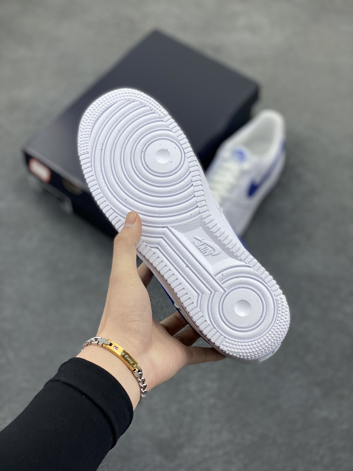 图片[5]-Nike Air Force 1 Low 白蓝 原楦头原纸板 打造纯正空军版型 专注外贸渠道 全掌内置蜂窝气垫 原盒配件 原厂中底钢印、拉帮完美 货号：HQ2037-100 尺码：36 36.5 37.5 38 38.5 39 40 40.5 41 42 42.5 43 44 44.5 45-选品中心