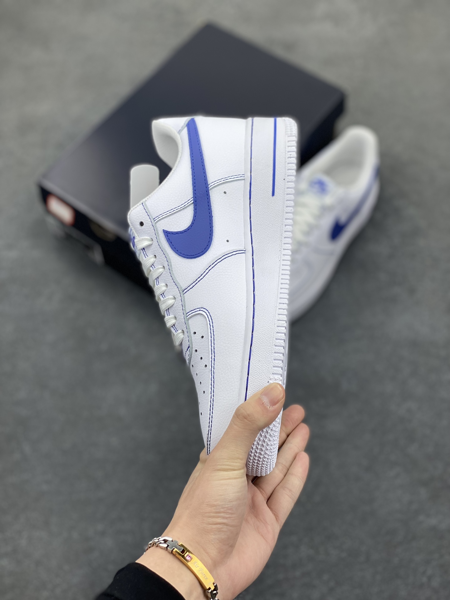 图片[3]-Nike Air Force 1 Low 白蓝 原楦头原纸板 打造纯正空军版型 专注外贸渠道 全掌内置蜂窝气垫 原盒配件 原厂中底钢印、拉帮完美 货号：HQ2037-100 尺码：36 36.5 37.5 38 38.5 39 40 40.5 41 42 42.5 43 44 44.5 45-选品中心