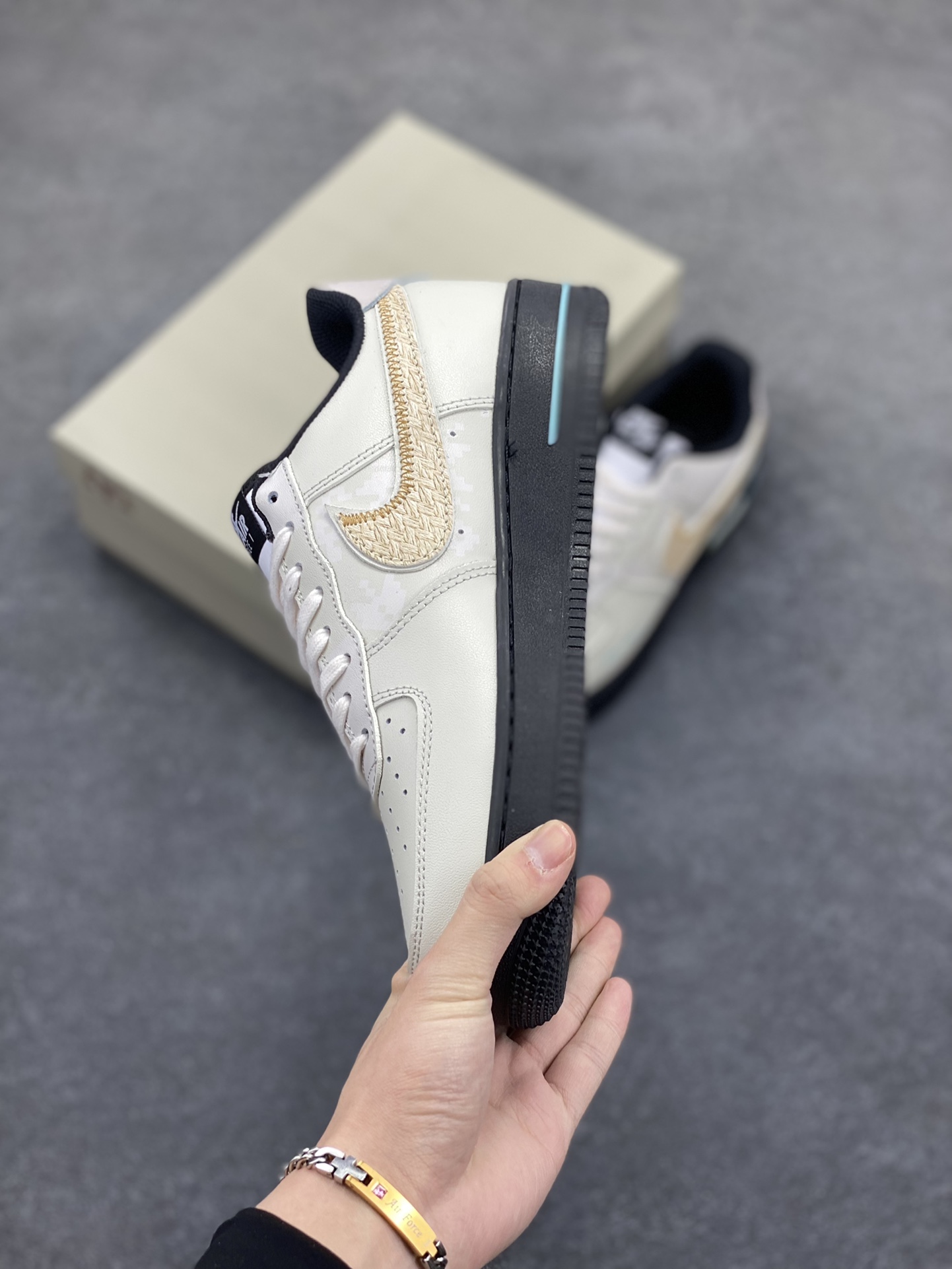 图片[3]-Nike Air Force 1 Low 空军一号低帮百搭休闲运动板鞋。柔软、弹性十足的缓震性能和出色的中底设计，横跨复古与现代的外型结合，造就出风靡全球三十多年的Force 1，直到今天还深受青睐。 货号：DV0788-001 尺码：36 36.5 37.5 38 38.5 39 40 40.5 41 42 42.5 43 44 44.5 45-选品中心
