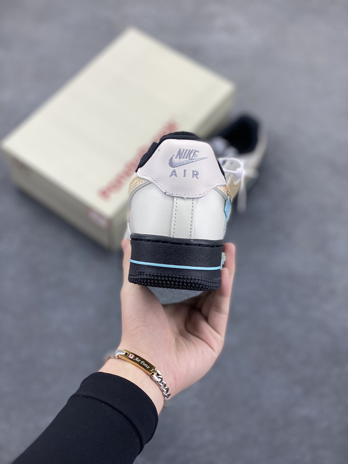 图片[4]-Nike Air Force 1 Low 空军一号低帮百搭休闲运动板鞋。柔软、弹性十足的缓震性能和出色的中底设计，横跨复古与现代的外型结合，造就出风靡全球三十多年的Force 1，直到今天还深受青睐。 货号：DV0788-001 尺码：36 36.5 37.5 38 38.5 39 40 40.5 41 42 42.5 43 44 44.5 45-选品中心