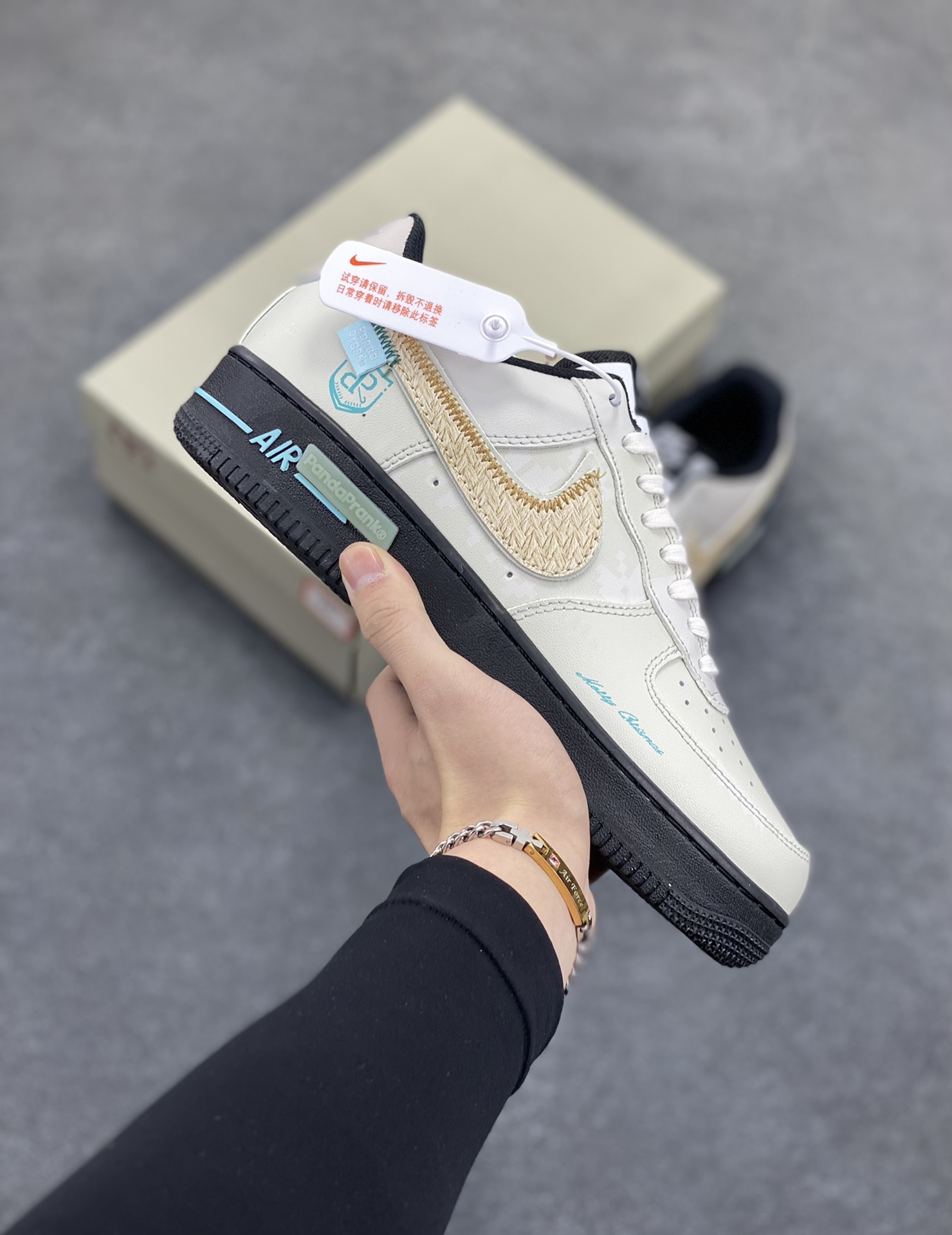Nike Air Force 1 Low 空军一号低帮百搭休闲运动板鞋。柔软、弹性十足的缓震性能和出色的中底设计，横跨复古与现代的外型结合，造就出风靡全球三十多年的Force 1，直到今天还深受青睐。 货号：DV0788-001 尺码：36 36.5 37.5 38 38.5 39 40 40.5 41 42 42.5 43 44 44.5 45-选品中心