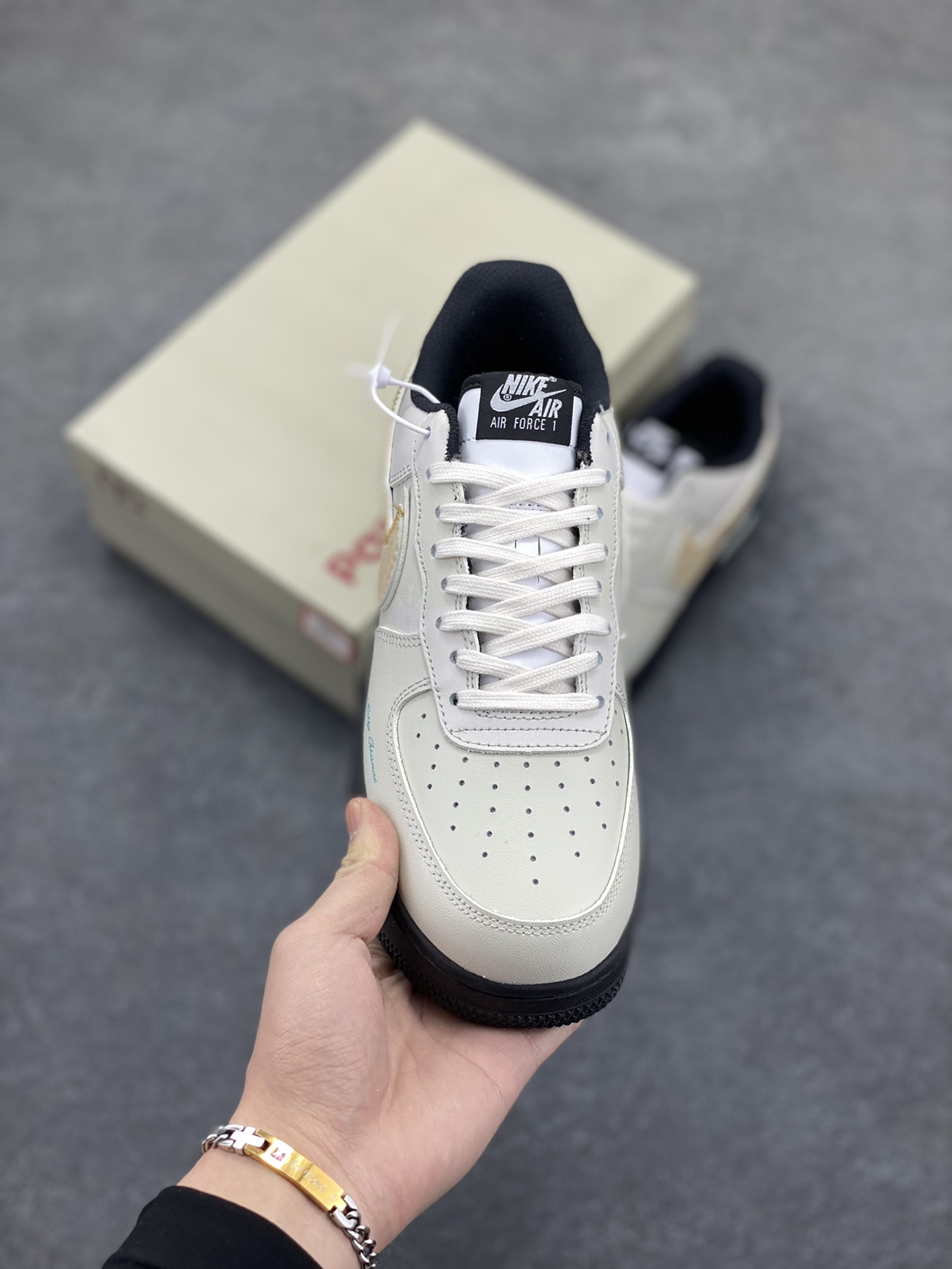 图片[2]-Nike Air Force 1 Low 空军一号低帮百搭休闲运动板鞋。柔软、弹性十足的缓震性能和出色的中底设计，横跨复古与现代的外型结合，造就出风靡全球三十多年的Force 1，直到今天还深受青睐。 货号：DV0788-001 尺码：36 36.5 37.5 38 38.5 39 40 40.5 41 42 42.5 43 44 44.5 45-选品中心