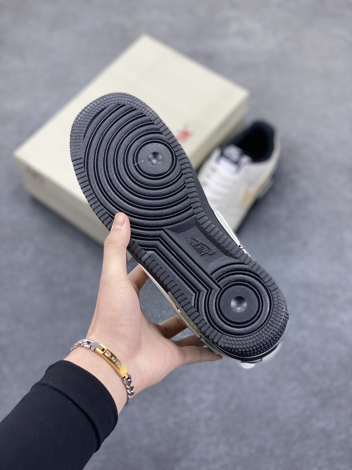 图片[5]-Nike Air Force 1 Low 空军一号低帮百搭休闲运动板鞋。柔软、弹性十足的缓震性能和出色的中底设计，横跨复古与现代的外型结合，造就出风靡全球三十多年的Force 1，直到今天还深受青睐。 货号：DV0788-001 尺码：36 36.5 37.5 38 38.5 39 40 40.5 41 42 42.5 43 44 44.5 45-选品中心