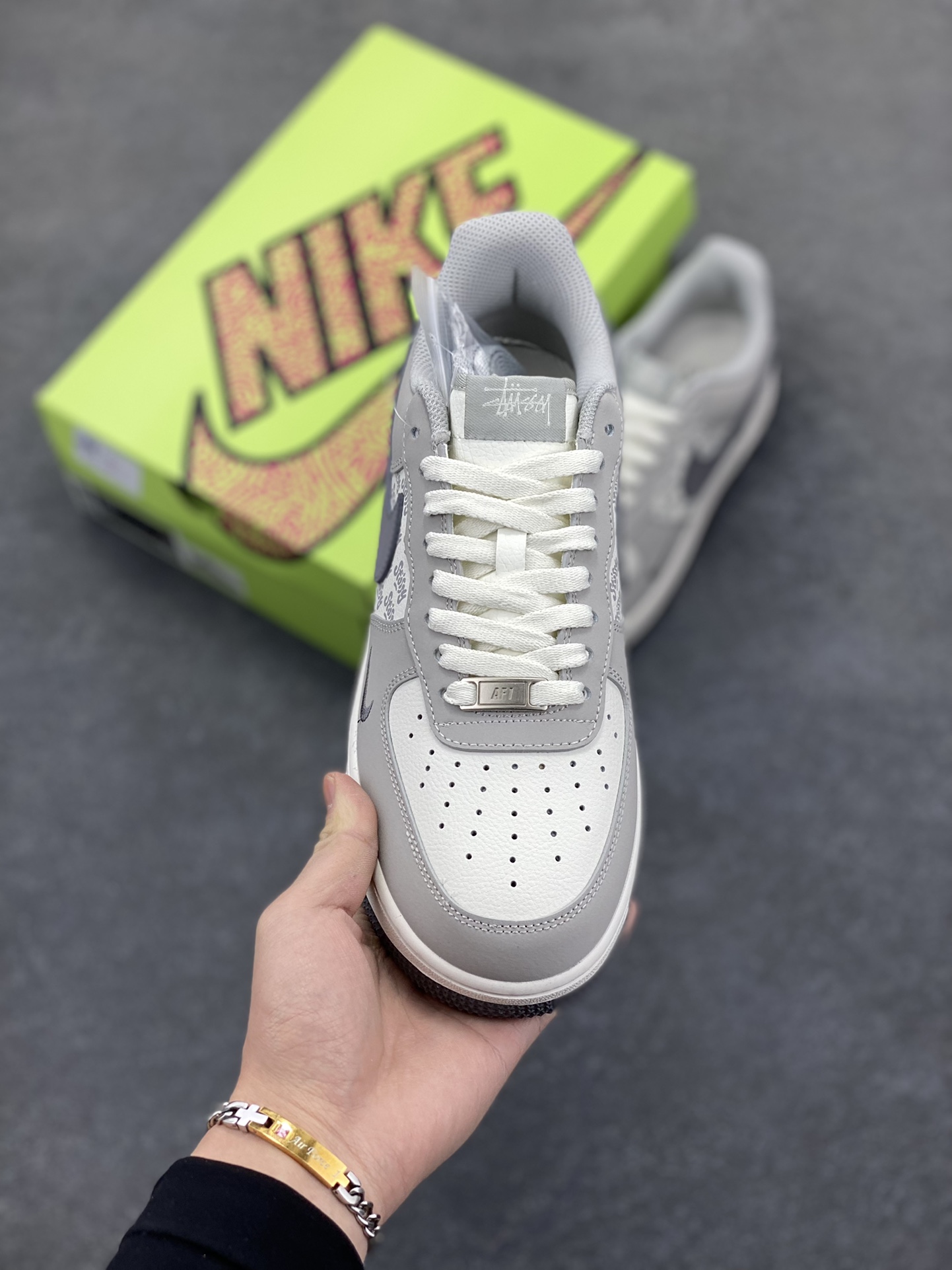 图片[2]-高端定制Nike Air Force 1 \’07 Low 斯图西联名——— 奶白灰勾印花 高端定制 低帮休闲板鞋 定制鞋盒 大厂纯原品质出货 超高清洁度 皮料切割干净无任何毛边 细节完美 货号：KY8899-107 尺码：36 36.5 37.5 38 38.5 39 40 40.5 41 42 42.5 43 44 44.5 45-选品中心