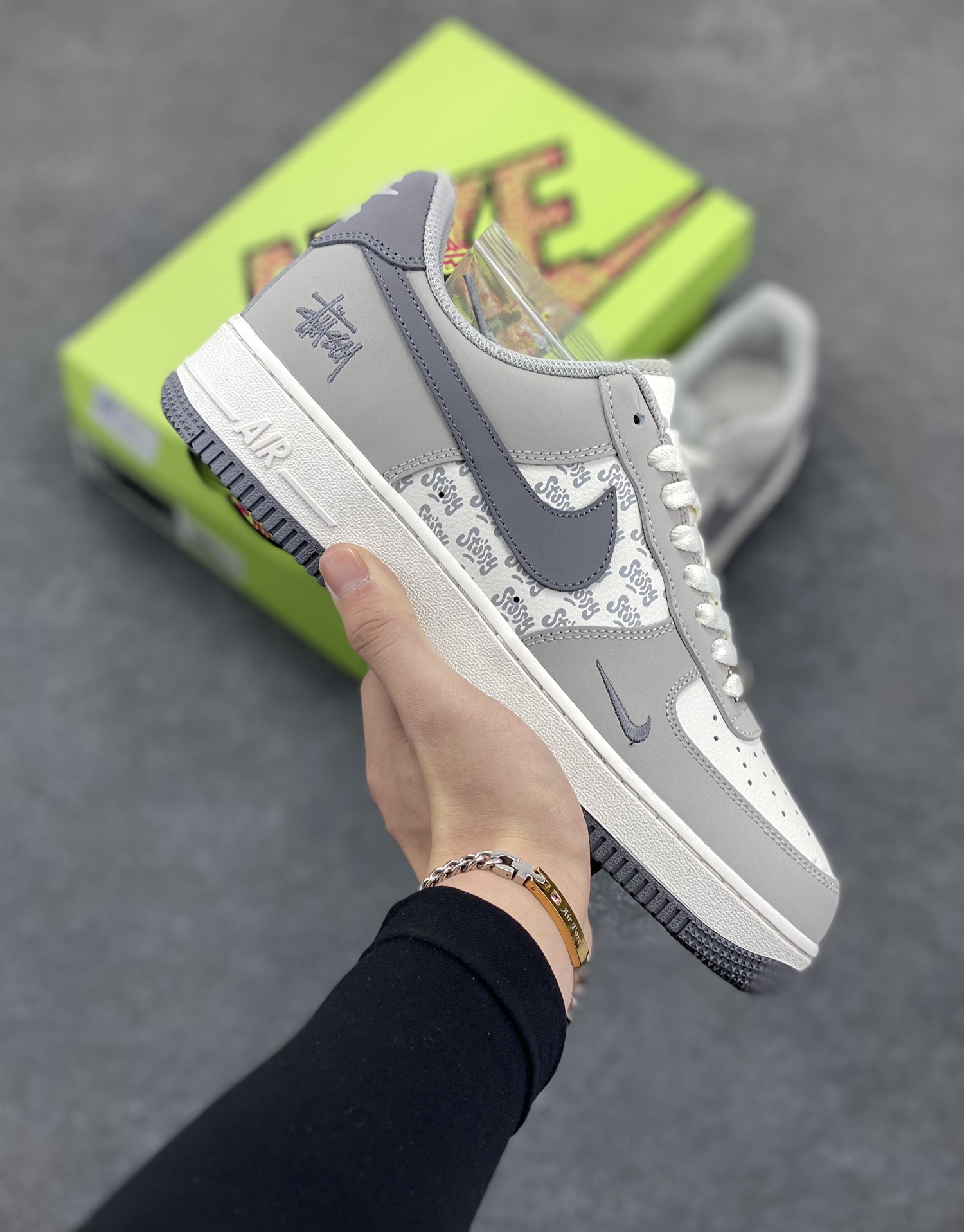 高端定制Nike Air Force 1 \’07 Low 斯图西联名——— 奶白灰勾印花 高端定制 低帮休闲板鞋 定制鞋盒 大厂纯原品质出货 超高清洁度 皮料切割干净无任何毛边 细节完美 货号：KY8899-107 尺码：36 36.5 37.5 38 38.5 39 40 40.5 41 42 42.5 43 44 44.5 45-选品中心