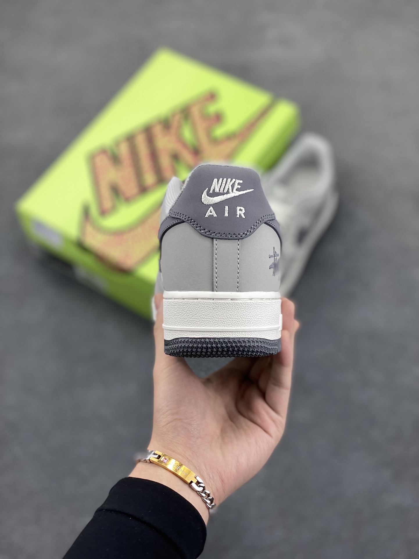 图片[4]-高端定制Nike Air Force 1 \’07 Low 斯图西联名——— 奶白灰勾印花 高端定制 低帮休闲板鞋 定制鞋盒 大厂纯原品质出货 超高清洁度 皮料切割干净无任何毛边 细节完美 货号：KY8899-107 尺码：36 36.5 37.5 38 38.5 39 40 40.5 41 42 42.5 43 44 44.5 45-选品中心