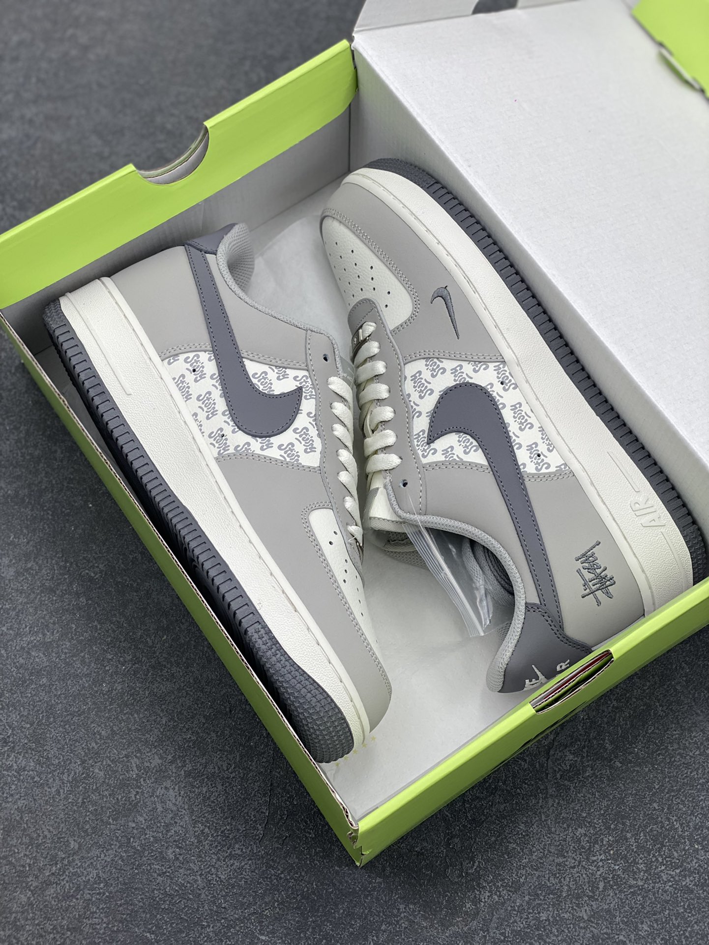 图片[9]-高端定制Nike Air Force 1 \’07 Low 斯图西联名——— 奶白灰勾印花 高端定制 低帮休闲板鞋 定制鞋盒 大厂纯原品质出货 超高清洁度 皮料切割干净无任何毛边 细节完美 货号：KY8899-107 尺码：36 36.5 37.5 38 38.5 39 40 40.5 41 42 42.5 43 44 44.5 45-选品中心