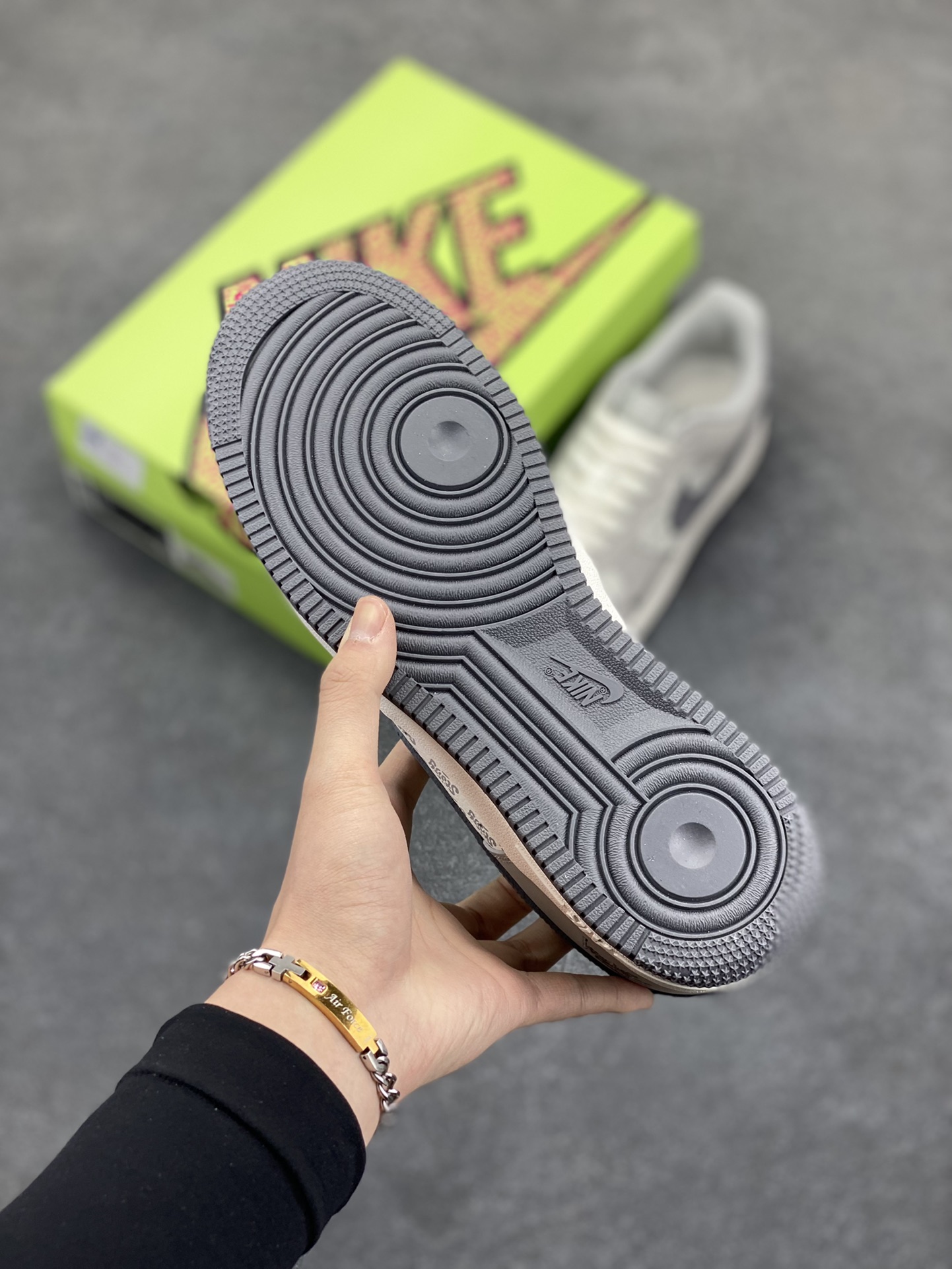 图片[5]-高端定制Nike Air Force 1 \’07 Low 斯图西联名——— 奶白灰勾印花 高端定制 低帮休闲板鞋 定制鞋盒 大厂纯原品质出货 超高清洁度 皮料切割干净无任何毛边 细节完美 货号：KY8899-107 尺码：36 36.5 37.5 38 38.5 39 40 40.5 41 42 42.5 43 44 44.5 45-选品中心