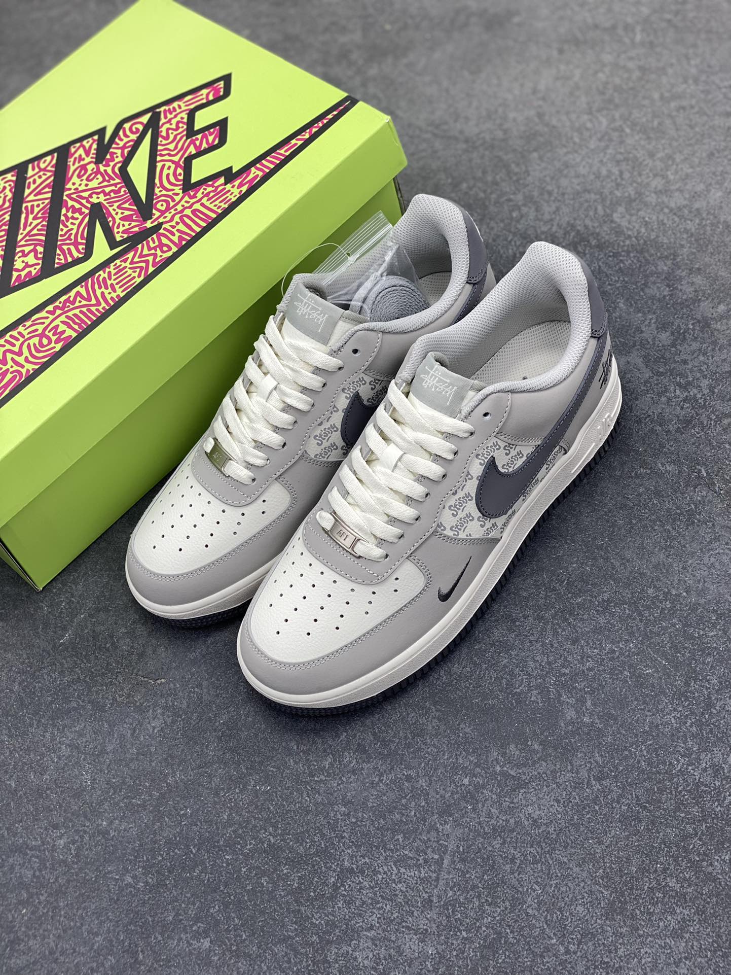 图片[8]-高端定制Nike Air Force 1 \’07 Low 斯图西联名——— 奶白灰勾印花 高端定制 低帮休闲板鞋 定制鞋盒 大厂纯原品质出货 超高清洁度 皮料切割干净无任何毛边 细节完美 货号：KY8899-107 尺码：36 36.5 37.5 38 38.5 39 40 40.5 41 42 42.5 43 44 44.5 45-选品中心