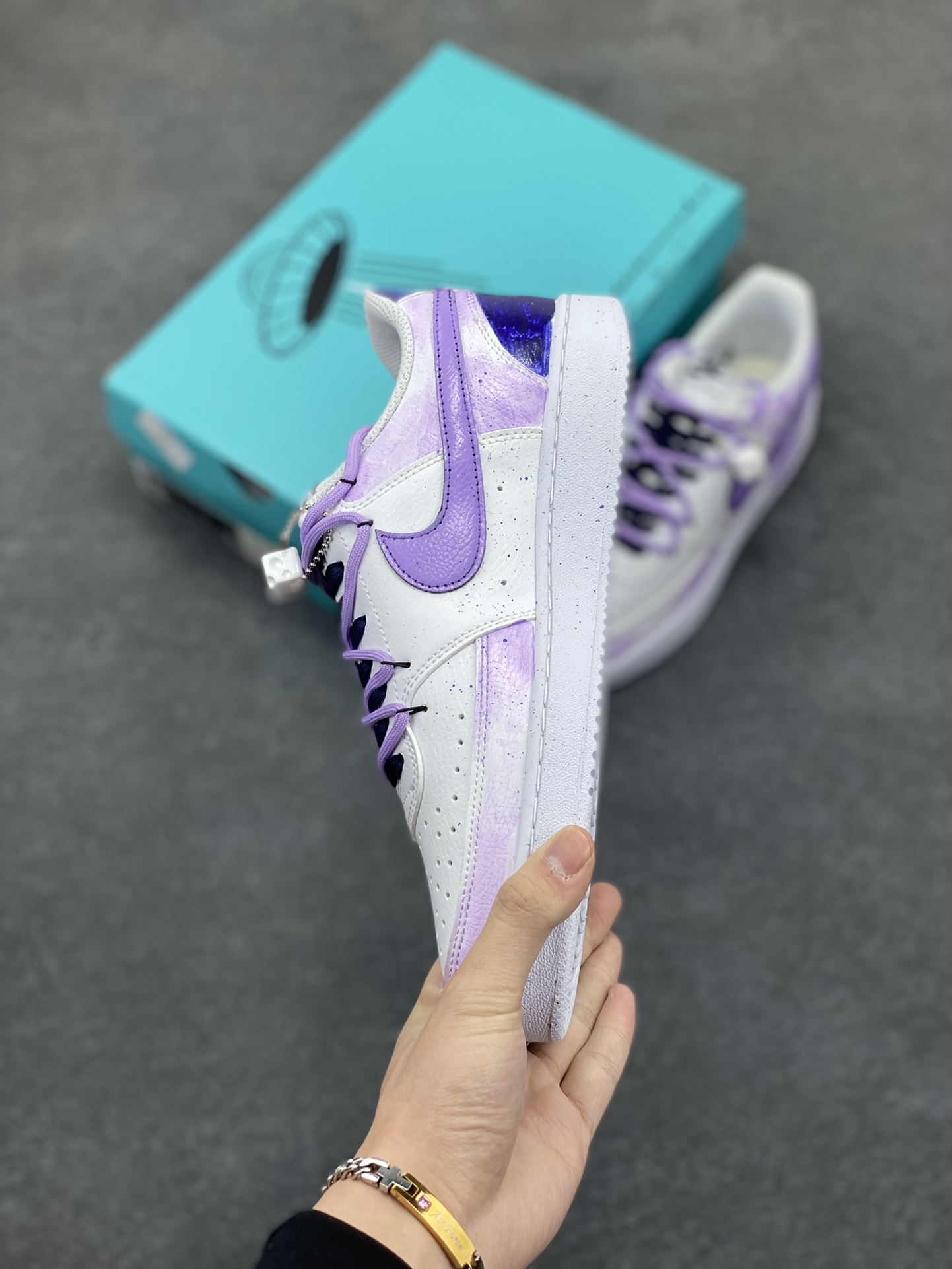 图片[3]-Nike Court Vision 1 Low“坠落银河” 手绘涂鸦定制板鞋 暮色沉沉，世界被晕染成浓稠的紫色，唯有那片浩瀚的银河，在头顶铺展成梦幻的诗章。流星拖着长长的尾巴划过，那是宇宙中最浪漫的告别；看到了星云如绚丽的画卷，在黑暗中肆意舒展。艾拉沉醉在这梦幻的世界里，忘却了所有的烦恼和疲惫 货号：DH2987-066 尺码：36 36.5 37.5 38 38.5 39 40 40.5 41 42 42.5 43 44 44.5 45-选品中心