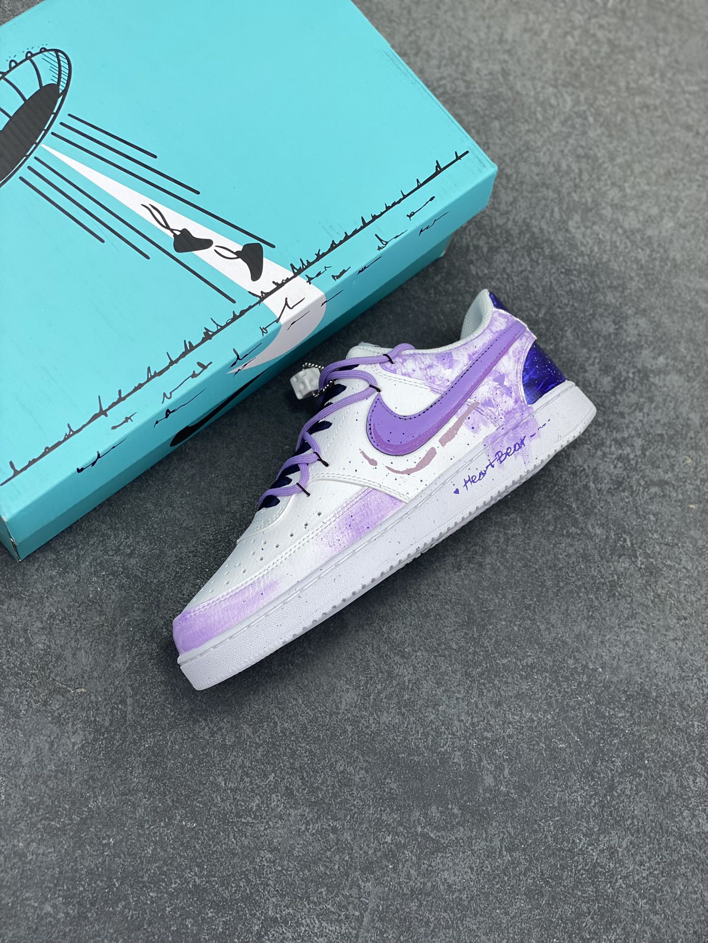 图片[7]-Nike Court Vision 1 Low“坠落银河” 手绘涂鸦定制板鞋 暮色沉沉，世界被晕染成浓稠的紫色，唯有那片浩瀚的银河，在头顶铺展成梦幻的诗章。流星拖着长长的尾巴划过，那是宇宙中最浪漫的告别；看到了星云如绚丽的画卷，在黑暗中肆意舒展。艾拉沉醉在这梦幻的世界里，忘却了所有的烦恼和疲惫 货号：DH2987-066 尺码：36 36.5 37.5 38 38.5 39 40 40.5 41 42 42.5 43 44 44.5 45-选品中心