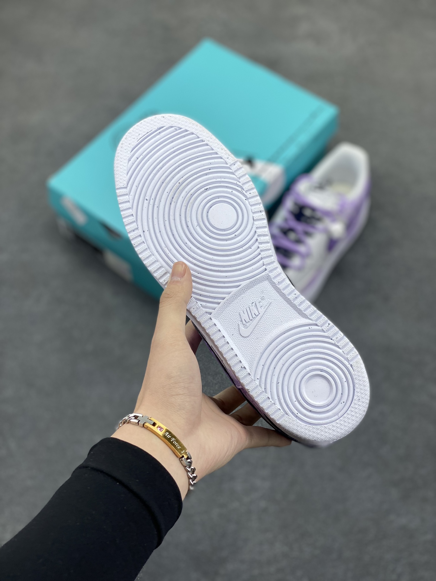 图片[5]-Nike Court Vision 1 Low“坠落银河” 手绘涂鸦定制板鞋 暮色沉沉，世界被晕染成浓稠的紫色，唯有那片浩瀚的银河，在头顶铺展成梦幻的诗章。流星拖着长长的尾巴划过，那是宇宙中最浪漫的告别；看到了星云如绚丽的画卷，在黑暗中肆意舒展。艾拉沉醉在这梦幻的世界里，忘却了所有的烦恼和疲惫 货号：DH2987-066 尺码：36 36.5 37.5 38 38.5 39 40 40.5 41 42 42.5 43 44 44.5 45-选品中心