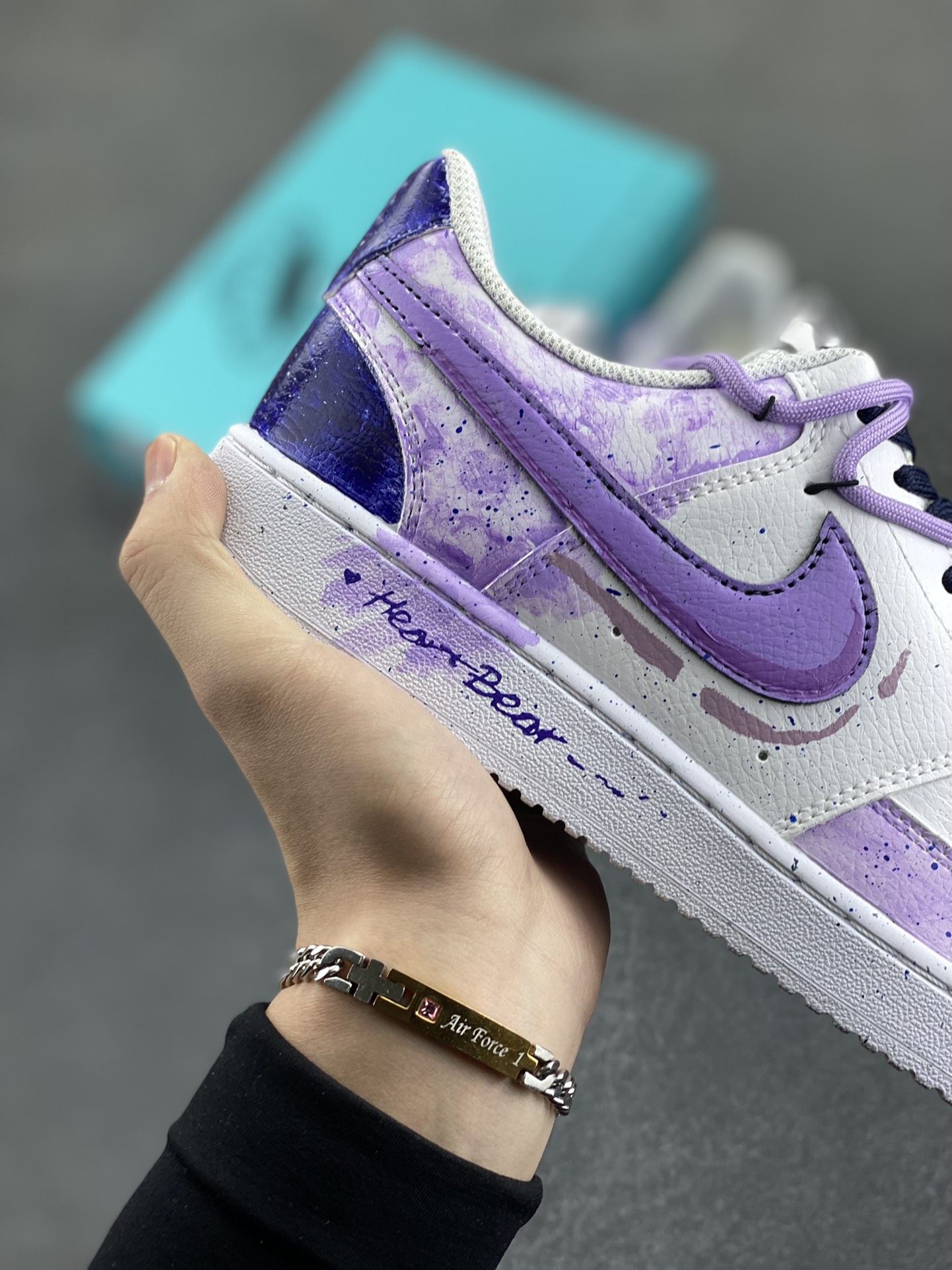 图片[6]-Nike Court Vision 1 Low“坠落银河” 手绘涂鸦定制板鞋 暮色沉沉，世界被晕染成浓稠的紫色，唯有那片浩瀚的银河，在头顶铺展成梦幻的诗章。流星拖着长长的尾巴划过，那是宇宙中最浪漫的告别；看到了星云如绚丽的画卷，在黑暗中肆意舒展。艾拉沉醉在这梦幻的世界里，忘却了所有的烦恼和疲惫 货号：DH2987-066 尺码：36 36.5 37.5 38 38.5 39 40 40.5 41 42 42.5 43 44 44.5 45-选品中心