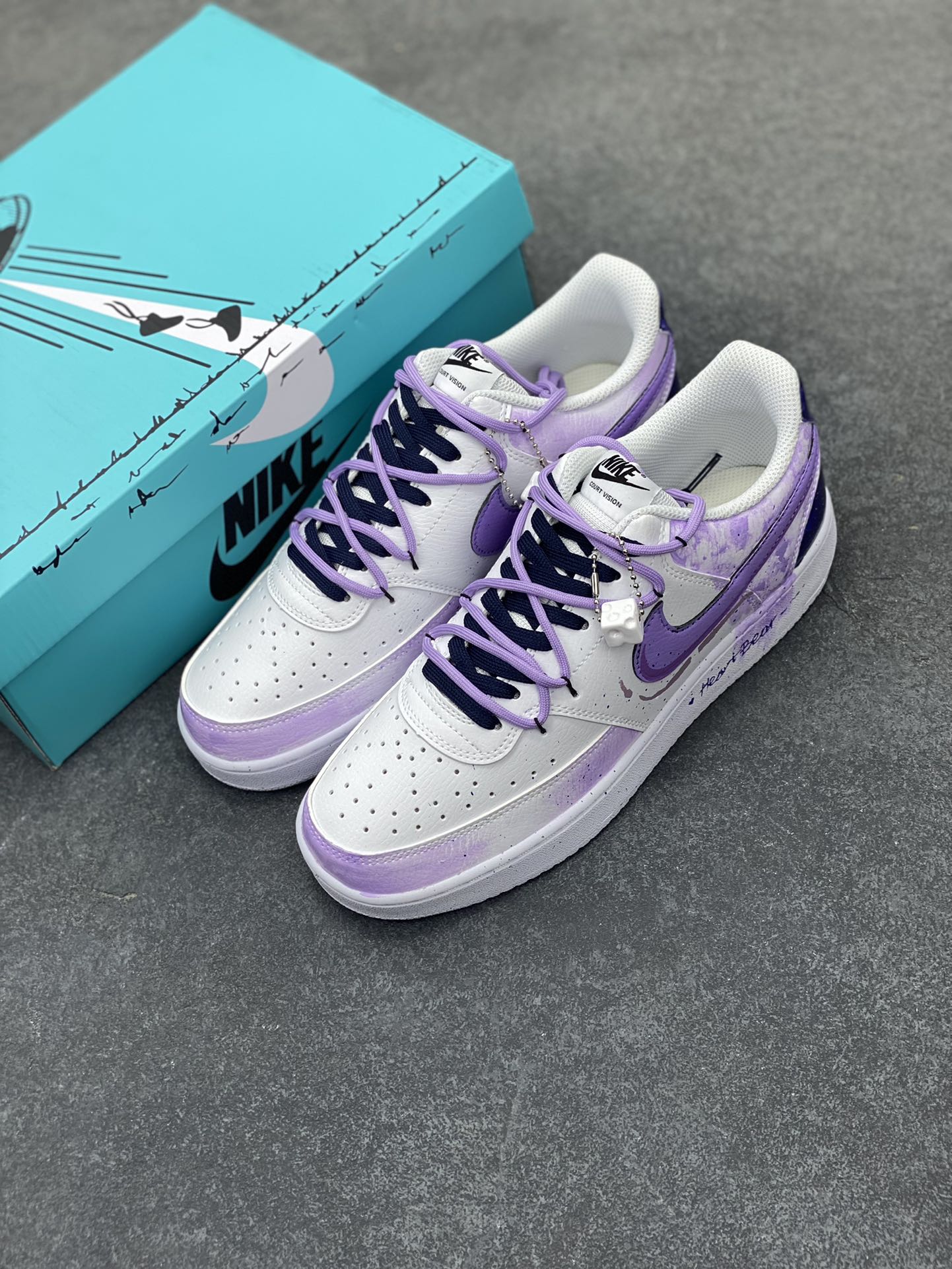图片[8]-Nike Court Vision 1 Low“坠落银河” 手绘涂鸦定制板鞋 暮色沉沉，世界被晕染成浓稠的紫色，唯有那片浩瀚的银河，在头顶铺展成梦幻的诗章。流星拖着长长的尾巴划过，那是宇宙中最浪漫的告别；看到了星云如绚丽的画卷，在黑暗中肆意舒展。艾拉沉醉在这梦幻的世界里，忘却了所有的烦恼和疲惫 货号：DH2987-066 尺码：36 36.5 37.5 38 38.5 39 40 40.5 41 42 42.5 43 44 44.5 45-选品中心