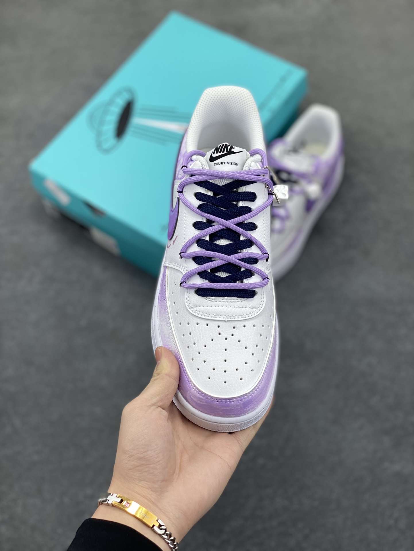 图片[2]-Nike Court Vision 1 Low“坠落银河” 手绘涂鸦定制板鞋 暮色沉沉，世界被晕染成浓稠的紫色，唯有那片浩瀚的银河，在头顶铺展成梦幻的诗章。流星拖着长长的尾巴划过，那是宇宙中最浪漫的告别；看到了星云如绚丽的画卷，在黑暗中肆意舒展。艾拉沉醉在这梦幻的世界里，忘却了所有的烦恼和疲惫 货号：DH2987-066 尺码：36 36.5 37.5 38 38.5 39 40 40.5 41 42 42.5 43 44 44.5 45-选品中心