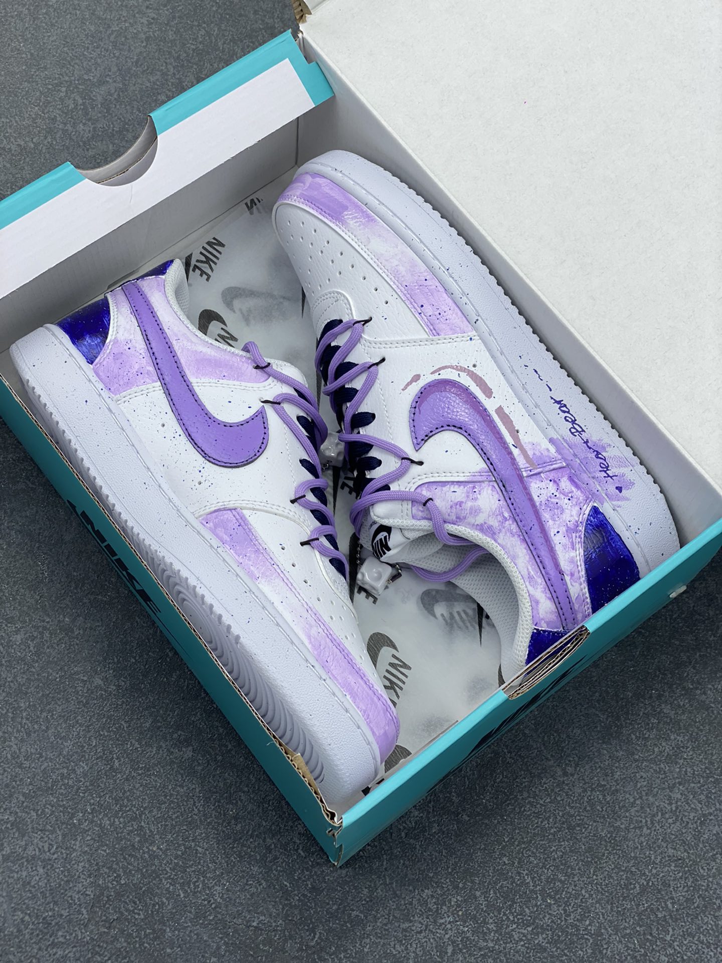 图片[9]-Nike Court Vision 1 Low“坠落银河” 手绘涂鸦定制板鞋 暮色沉沉，世界被晕染成浓稠的紫色，唯有那片浩瀚的银河，在头顶铺展成梦幻的诗章。流星拖着长长的尾巴划过，那是宇宙中最浪漫的告别；看到了星云如绚丽的画卷，在黑暗中肆意舒展。艾拉沉醉在这梦幻的世界里，忘却了所有的烦恼和疲惫 货号：DH2987-066 尺码：36 36.5 37.5 38 38.5 39 40 40.5 41 42 42.5 43 44 44.5 45-选品中心