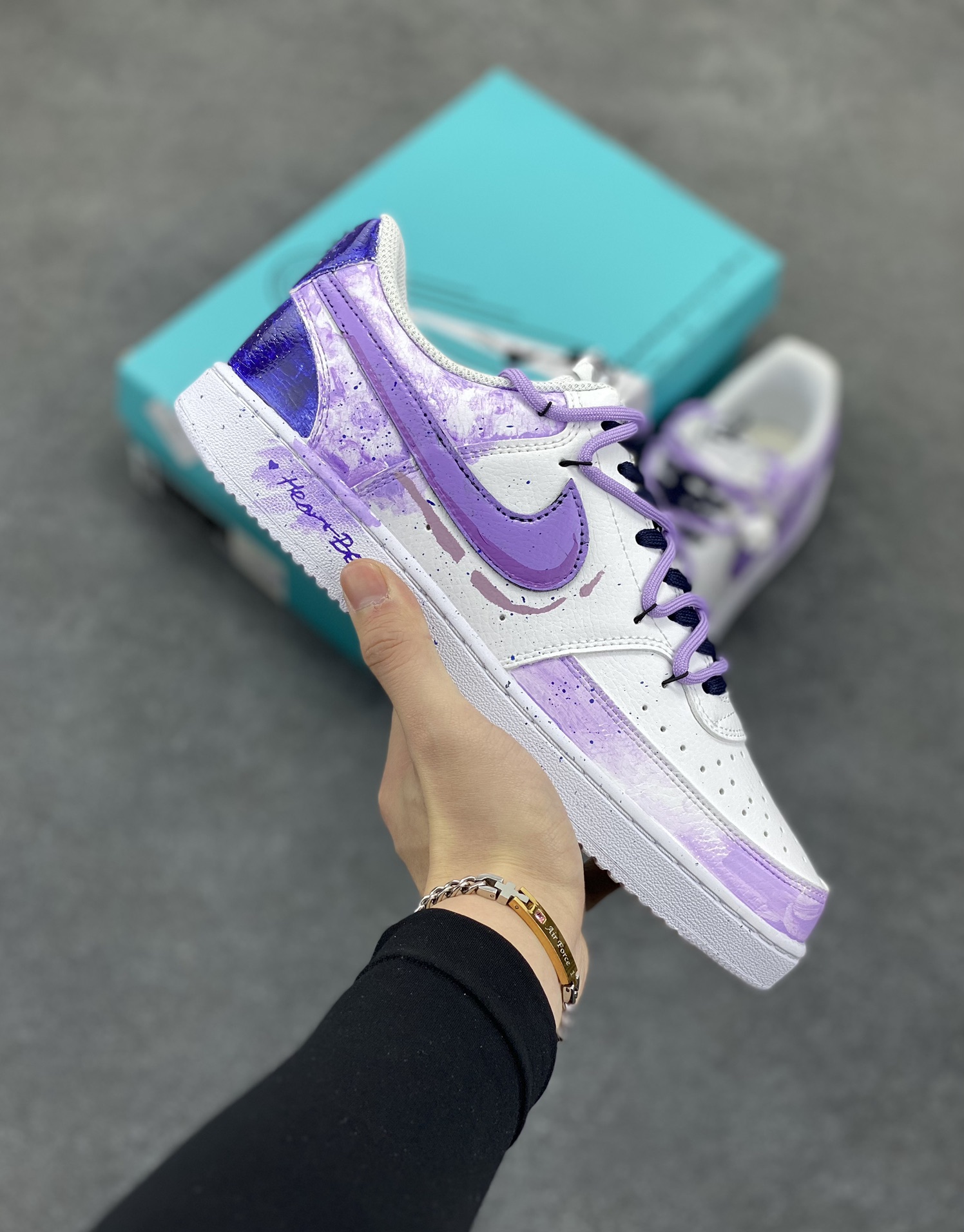 Nike Court Vision 1 Low“坠落银河” 手绘涂鸦定制板鞋 暮色沉沉，世界被晕染成浓稠的紫色，唯有那片浩瀚的银河，在头顶铺展成梦幻的诗章。流星拖着长长的尾巴划过，那是宇宙中最浪漫的告别；看到了星云如绚丽的画卷，在黑暗中肆意舒展。艾拉沉醉在这梦幻的世界里，忘却了所有的烦恼和疲惫 货号：DH2987-066 尺码：36 36.5 37.5 38 38.5 39 40 40.5 41 42 42.5 43 44 44.5 45-选品中心