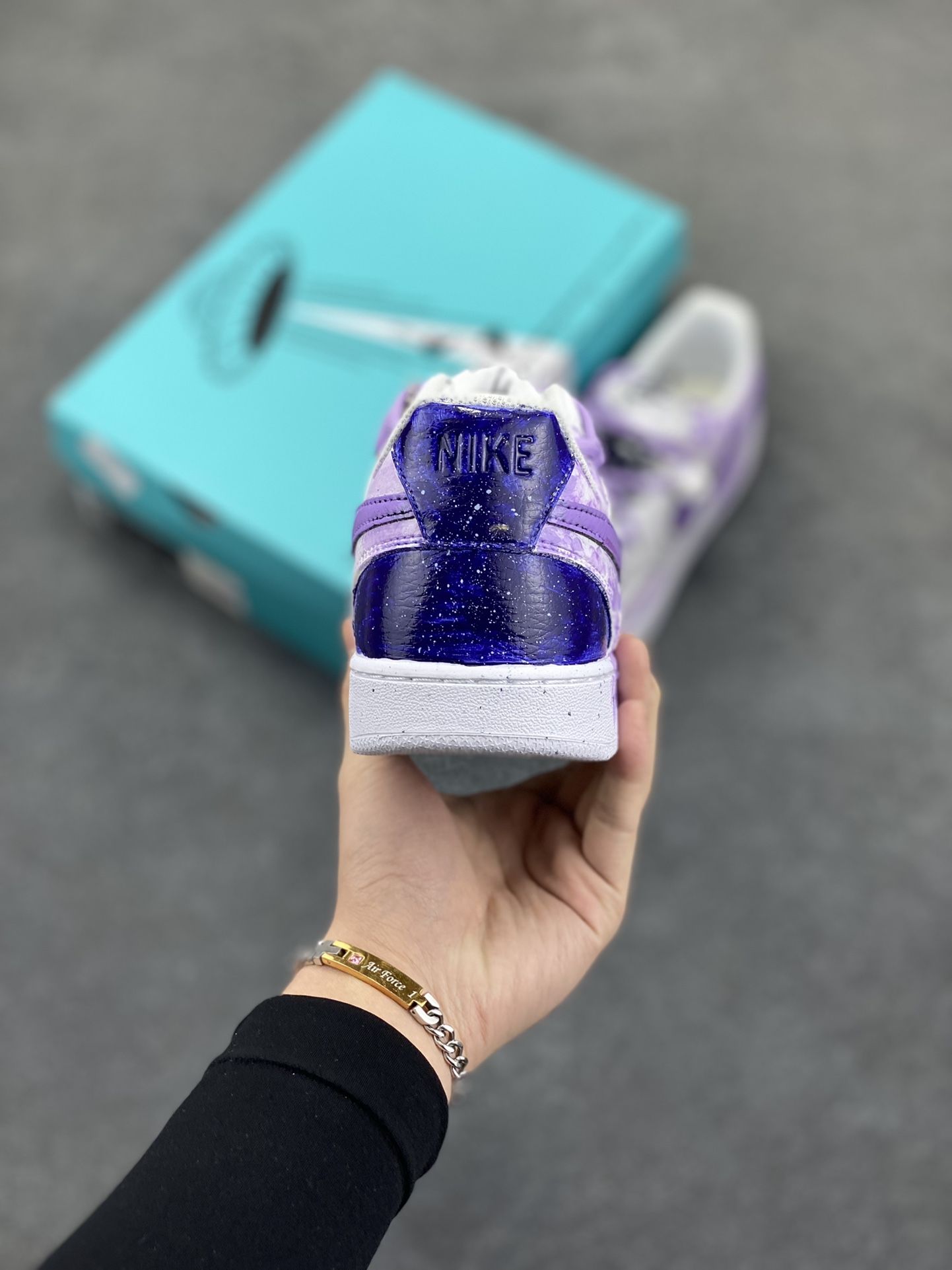 图片[4]-Nike Court Vision 1 Low“坠落银河” 手绘涂鸦定制板鞋 暮色沉沉，世界被晕染成浓稠的紫色，唯有那片浩瀚的银河，在头顶铺展成梦幻的诗章。流星拖着长长的尾巴划过，那是宇宙中最浪漫的告别；看到了星云如绚丽的画卷，在黑暗中肆意舒展。艾拉沉醉在这梦幻的世界里，忘却了所有的烦恼和疲惫 货号：DH2987-066 尺码：36 36.5 37.5 38 38.5 39 40 40.5 41 42 42.5 43 44 44.5 45-选品中心