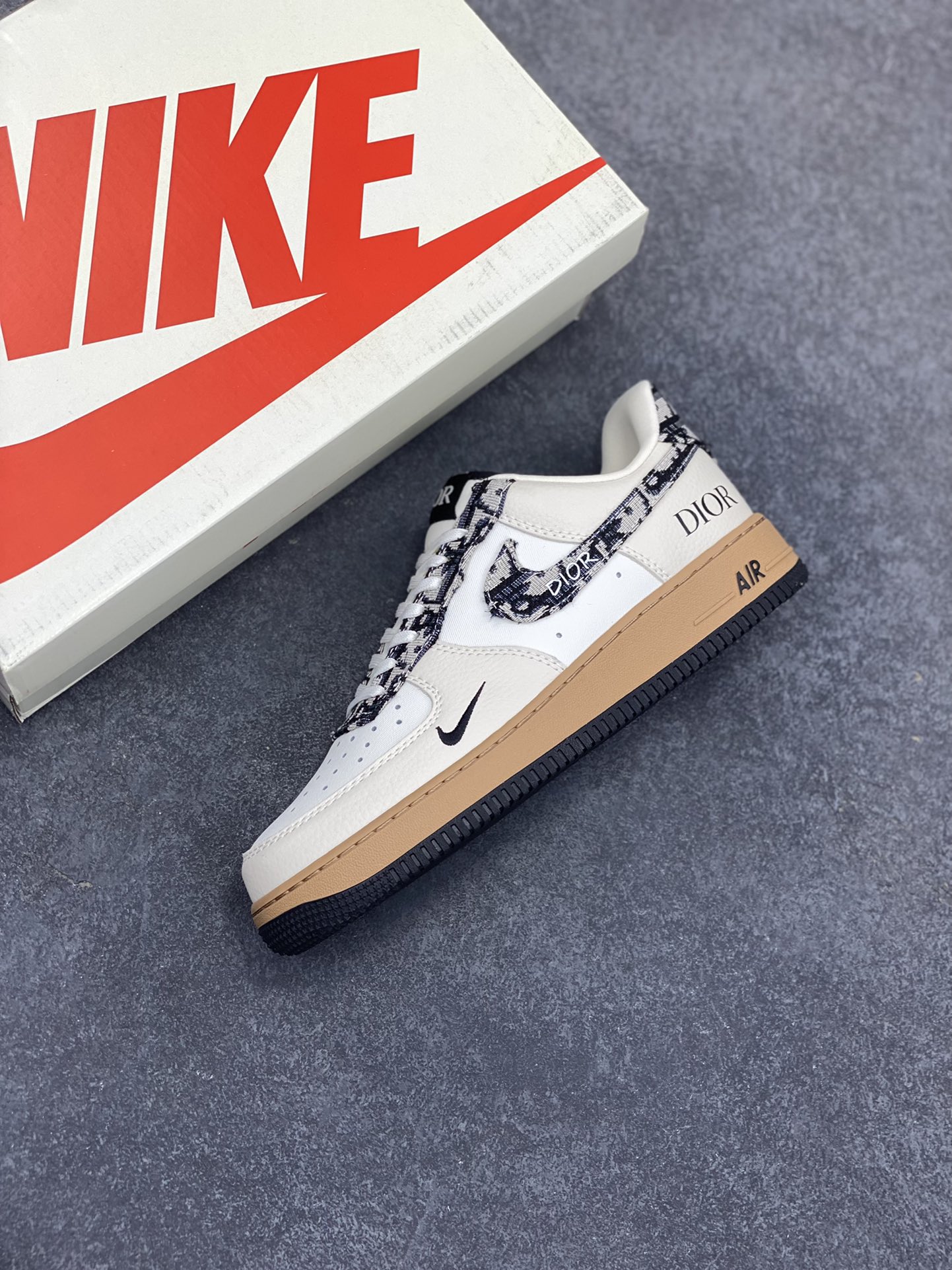 图片[7]-NIke Air Force 1 \’07 Low “迪奥联名——米黑灰针”空军一号 低帮 运动鞋 休闲鞋 折边针车 工艺难度大 原楦头原纸板 原装鞋盒 定制五金配件 内置全掌气垫 原厂鞋底 货号：KK1988-048 尺码：36 36.5 37.5 38 38.5 39 40 40.5 41 42 42.5 43 44 44.5 45-选品中心