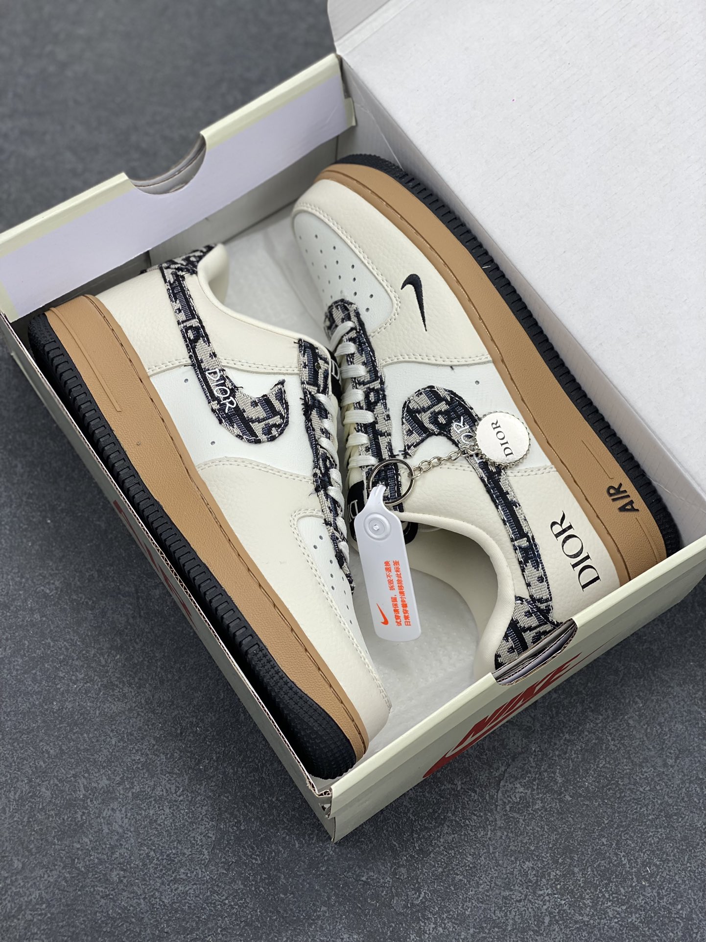 图片[9]-NIke Air Force 1 \’07 Low “迪奥联名——米黑灰针”空军一号 低帮 运动鞋 休闲鞋 折边针车 工艺难度大 原楦头原纸板 原装鞋盒 定制五金配件 内置全掌气垫 原厂鞋底 货号：KK1988-048 尺码：36 36.5 37.5 38 38.5 39 40 40.5 41 42 42.5 43 44 44.5 45-选品中心