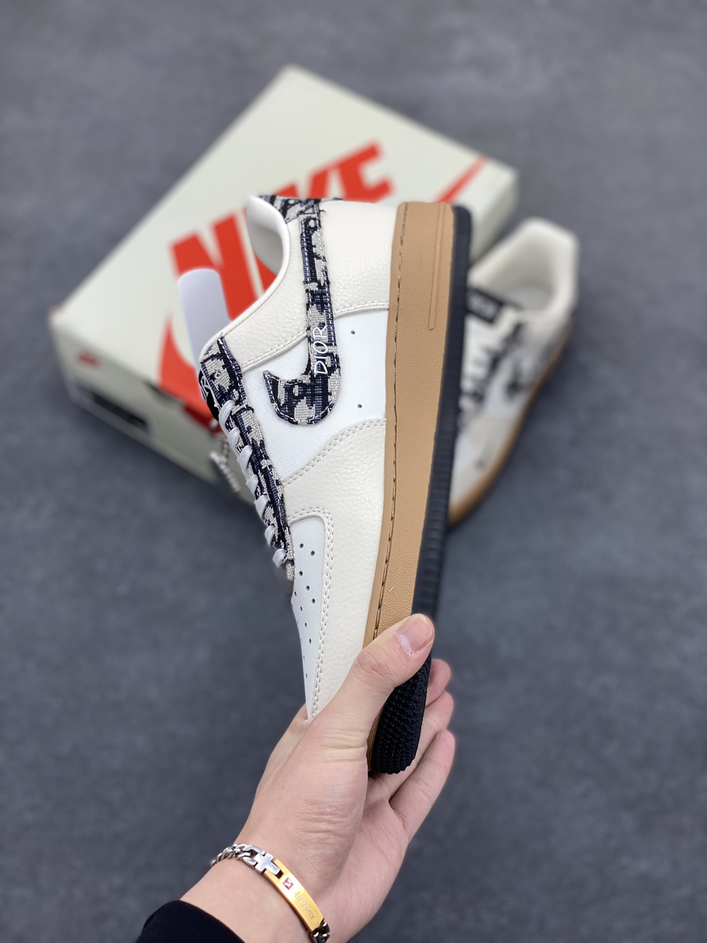 图片[3]-NIke Air Force 1 \’07 Low “迪奥联名——米黑灰针”空军一号 低帮 运动鞋 休闲鞋 折边针车 工艺难度大 原楦头原纸板 原装鞋盒 定制五金配件 内置全掌气垫 原厂鞋底 货号：KK1988-048 尺码：36 36.5 37.5 38 38.5 39 40 40.5 41 42 42.5 43 44 44.5 45-选品中心