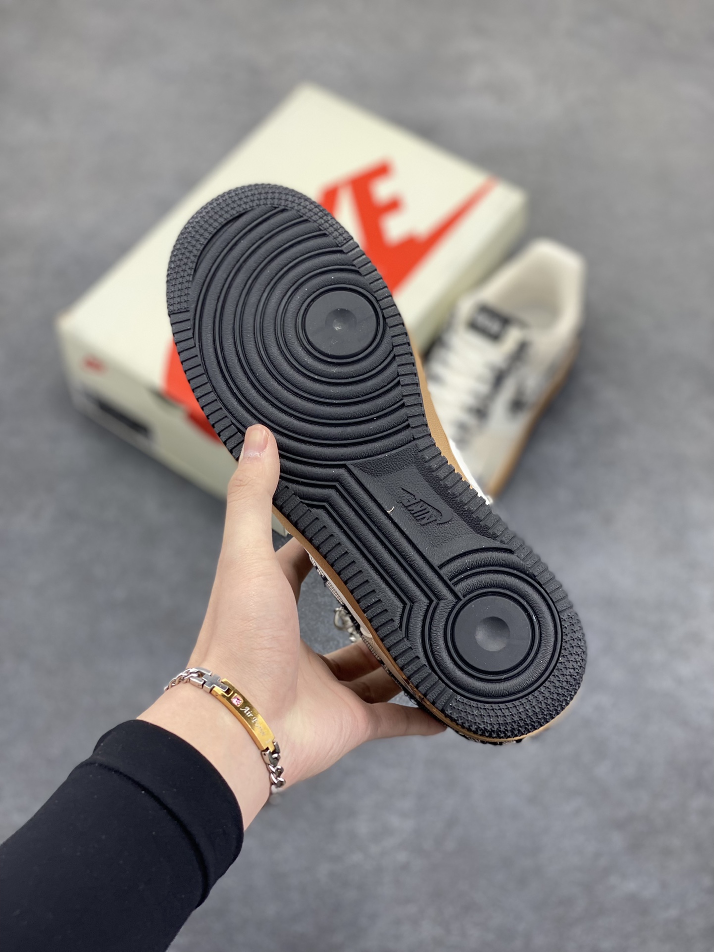 图片[5]-NIke Air Force 1 \’07 Low “迪奥联名——米黑灰针”空军一号 低帮 运动鞋 休闲鞋 折边针车 工艺难度大 原楦头原纸板 原装鞋盒 定制五金配件 内置全掌气垫 原厂鞋底 货号：KK1988-048 尺码：36 36.5 37.5 38 38.5 39 40 40.5 41 42 42.5 43 44 44.5 45-选品中心