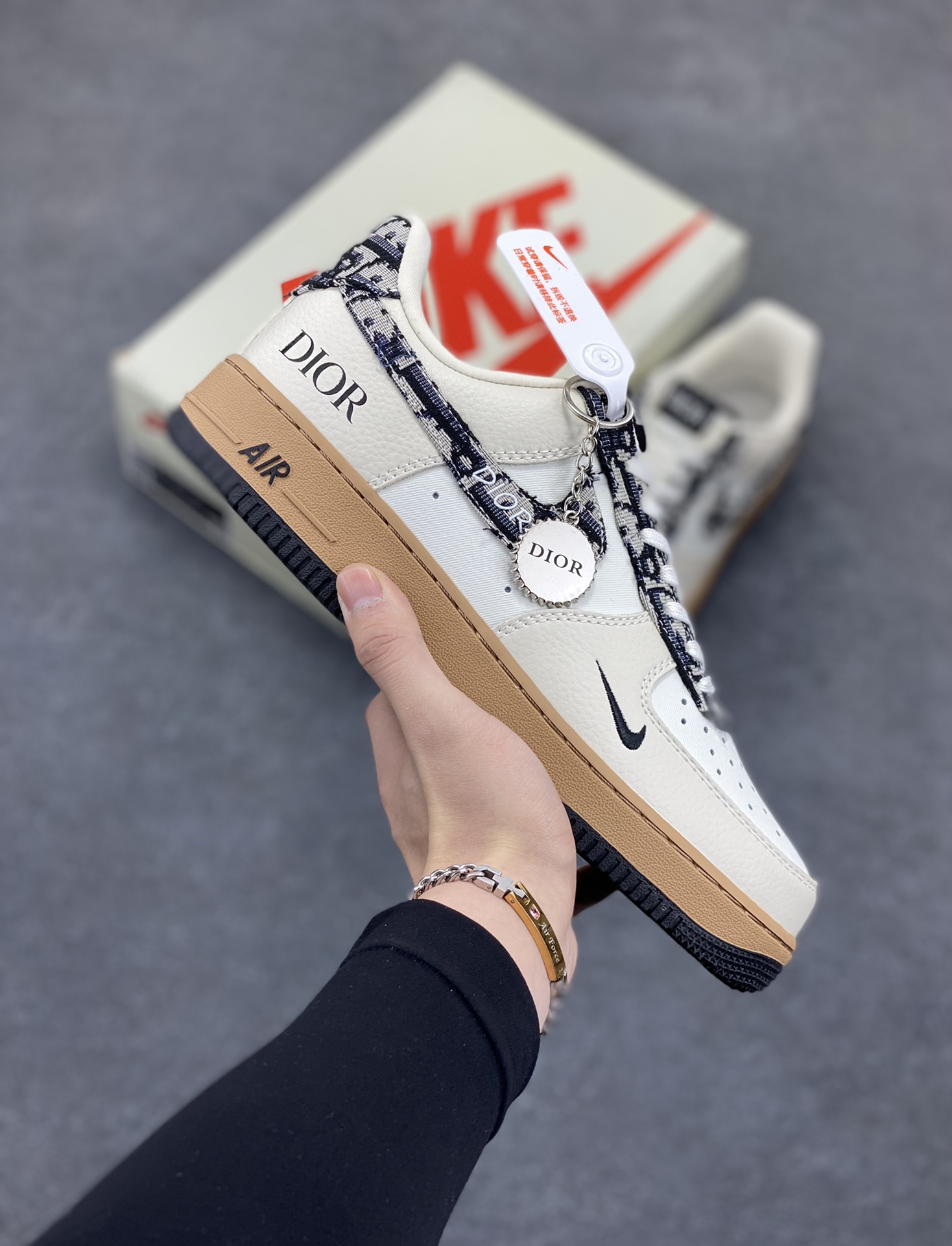 NIke Air Force 1 \’07 Low “迪奥联名——米黑灰针”空军一号 低帮 运动鞋 休闲鞋 折边针车 工艺难度大 原楦头原纸板 原装鞋盒 定制五金配件 内置全掌气垫 原厂鞋底 货号:KK1988-048 尺码:36 36.5 37.5 38 38.5 39 40 40.5 41 42 42.5 43 44 44.5 45-选品中心