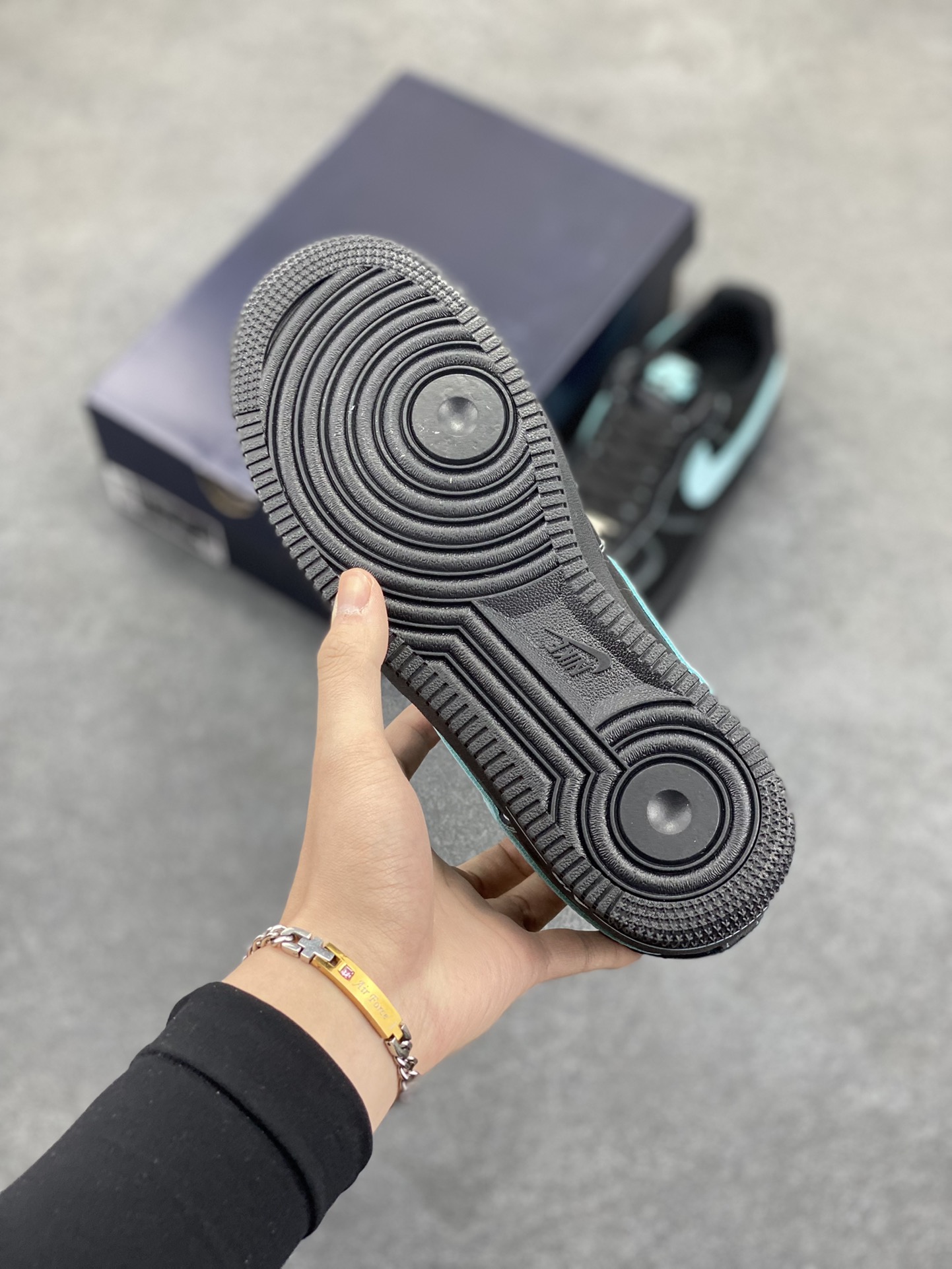 图片[5]-Nike Air Force 1 Low 蒂芙尼 原楦头原纸板 打造纯正空军版型 专注外贸渠道 全掌内置蜂窝气垫 原盒配件 原厂中底钢印、拉帮完美 货号：HQ2037-002 尺码：36 36.5 37.5 38 38.5 39 40 40.5 41 42 42.5 43 44 44.5 45-选品中心